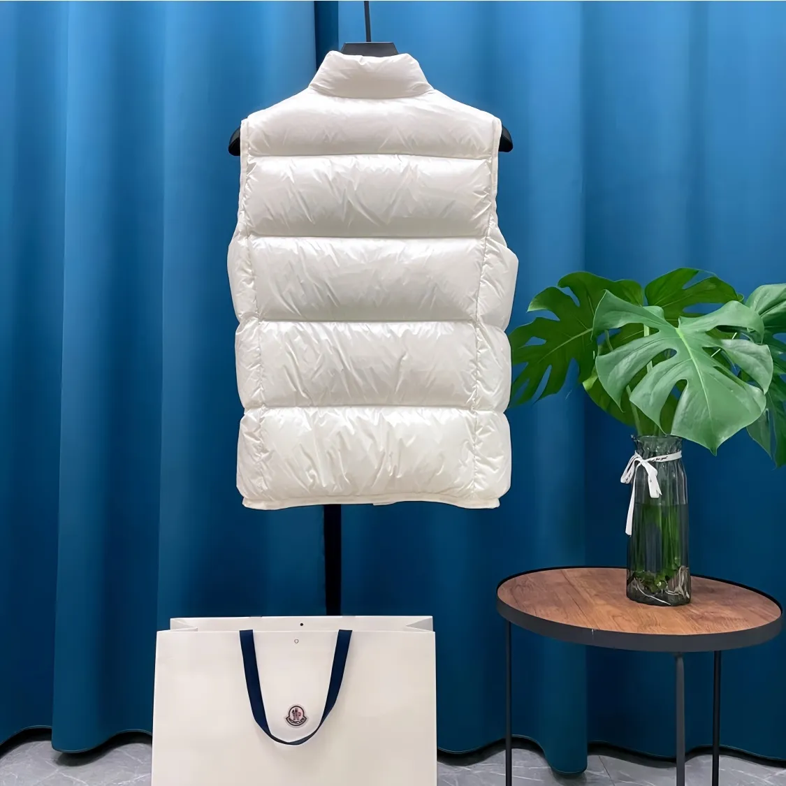 P640 Moncler➡️Mongolian Yuhuang 24ss Stand Collar Down Vest Vest is a hot seller at the counter! New winter down has been released 💥 New models are popping up in an endless stream, down vest vest 1:1 original mold opening, 90 white duck down, light and slim inside, comfortable and warm, simple and fashionable, ultra-fine tailoring. The accessories and hardware are also meticulous, just to bring you good products. Color: white black