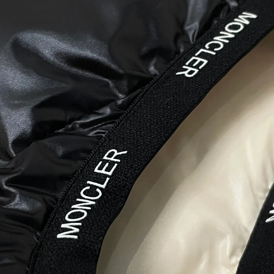 P640 Moncler➡️Mongolian Yuhuang 24ss Stand Collar Down Vest Vest is a hot seller at the counter! New winter down has been released 💥 New models are popping up in an endless stream, down vest vest 1:1 original mold opening, 90 white duck down, light and slim inside, comfortable and warm, simple and fashionable, ultra-fine tailoring. The accessories and hardware are also meticulous, just to bring you good products. Color: white black