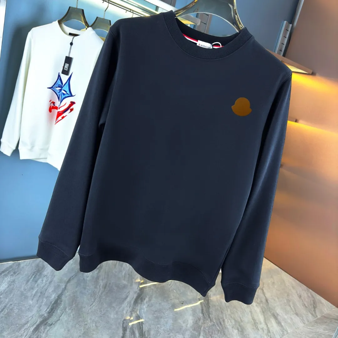P210 High-version sweatshirt) [Long-term stock] 〖𝐌𝐎𝐍𝐂𝐋𝐄𝐑~Mask〗 Made of 440g heavy-weight fabric. It is different from the market currency. It can be matched with any variety and is properly handsome. 😎The whole dress is made of double waistcoats. The double waistcoats make the whole dress more three-dimensional. Not ordinary factories can do such fine work. 2025 Spring runway version of the T stage, on sale at the counter, round neck terry sweatshirt, high-end double-strand pure cotton, custom-made stretch ribs, dyed in the same vat, complete with three standards, matched with exquisite embroidered LOGO on the chest, simple and advanced, same style for men and women. Color: black, apricot, white, size: S M L XL 2XL