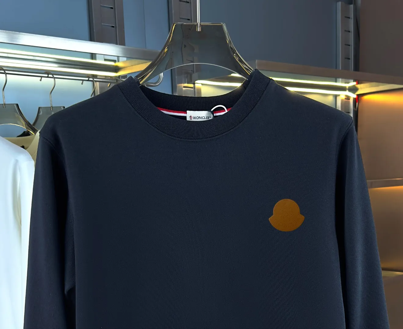 P210 High-version sweatshirt) [Long-term stock] 〖𝐌𝐎𝐍𝐂𝐋𝐄𝐑~Mask〗 Made of 440g heavy-weight fabric. It is different from the market currency. It can be matched with any variety and is properly handsome. 😎The whole dress is made of double waistcoats. The double waistcoats make the whole dress more three-dimensional. Not ordinary factories can do such fine work. 2025 Spring runway version of the T stage, on sale at the counter, round neck terry sweatshirt, high-end double-strand pure cotton, custom-made stretch ribs, dyed in the same vat, complete with three standards, matched with exquisite embroidered LOGO on the chest, simple and advanced, same style for men and women. Color: black, apricot, white, size: S M L XL 2XL