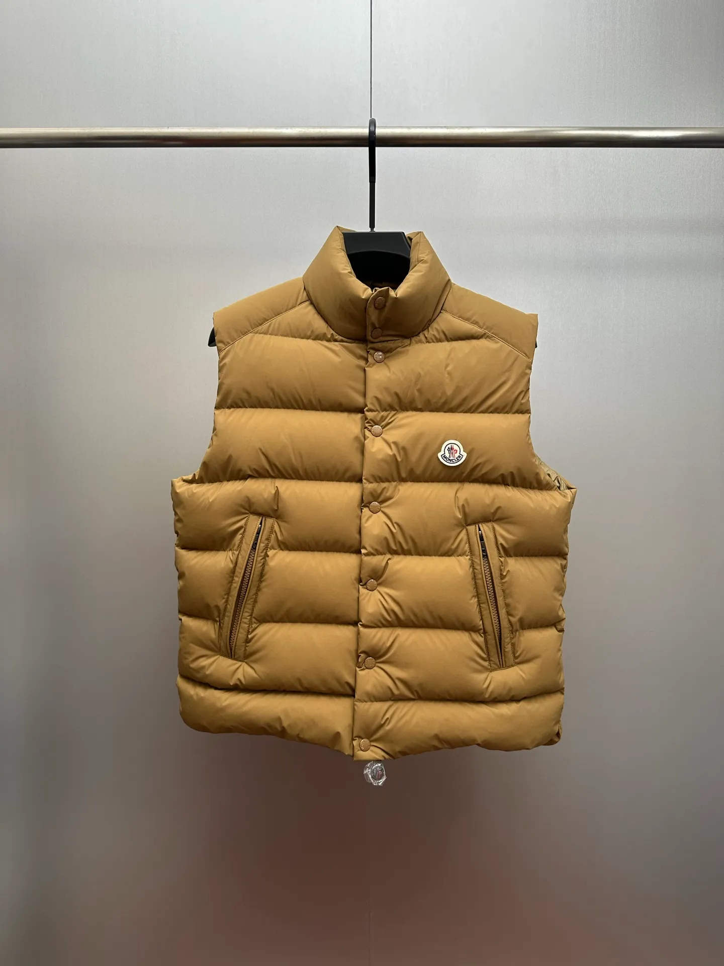 P730 Ceiling Invincible light and comfortable fabric Super comfortable fabric! Down filling with full fill power, premium down⬆️Moncler's latest 2025 lightweight fabric, Tibb men's down vest (new matte matte surface), premium and extremely lightweight. 850+ fill power. Tibb men's down vest is a classic Moncler design item, made of lightweight nylon fabric, with eye-catching color matching.  The Tibb men's down vest is a classic Moncler item, inspired by the iconic archival silhouette of the 1980s. Made of longue saison fabric, suitable for seasonal changes. This nylon fabric is lightweight and protective. Details • •Filled with 90 new national standard down that has passed Guangzhou Inspection • Collar with snap buttons • Zipper closure • Zipper pockets • Size reference • Regular fit • Close-fitting shoulders and chest, square waist • Color Black/Khaki Size: 1-5 Couple style