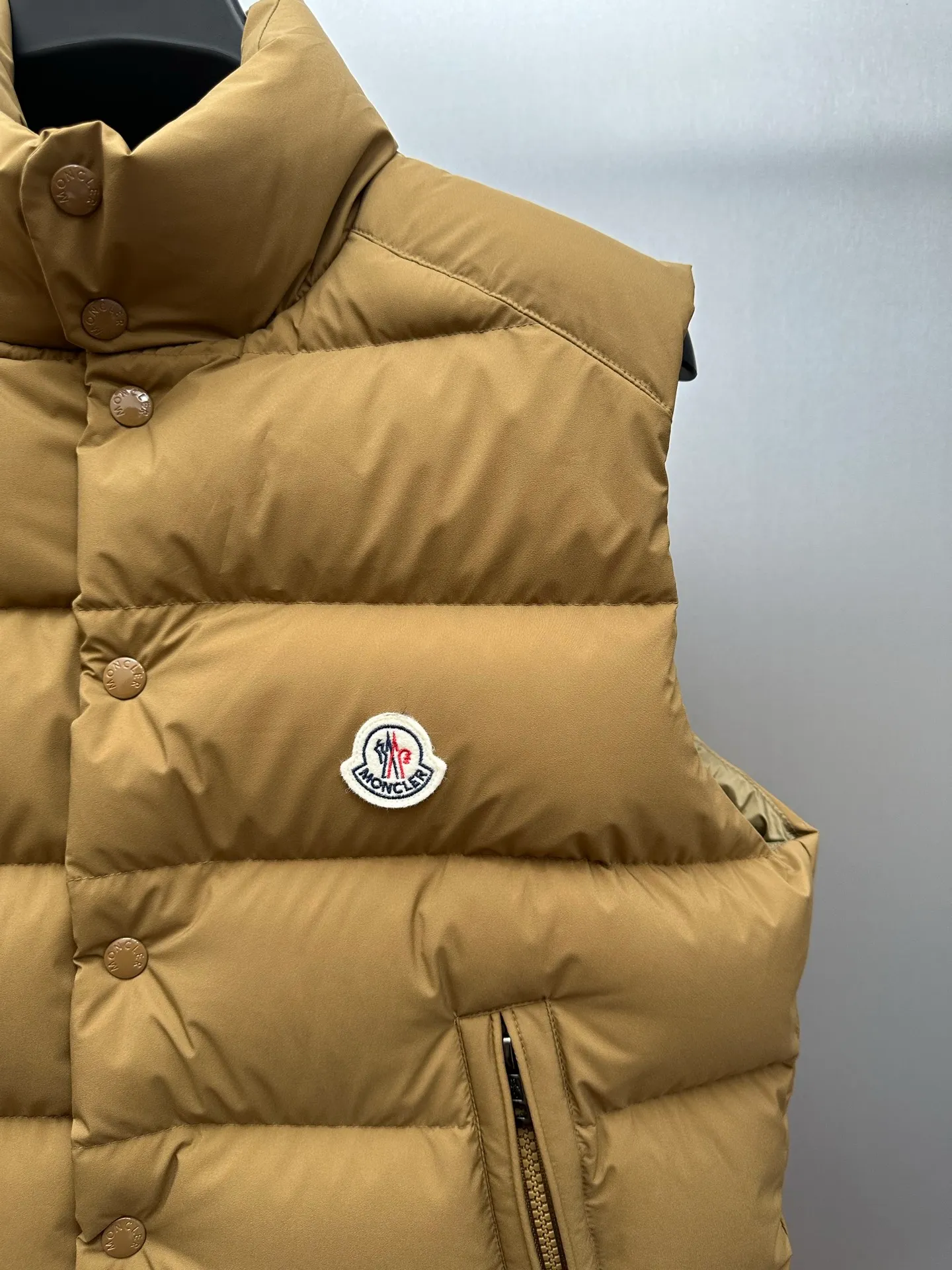 P730 Ceiling Invincible light and comfortable fabric Super comfortable fabric! Down filling with full fill power, premium down⬆️Moncler's latest 2025 lightweight fabric, Tibb men's down vest (new matte matte surface), premium and extremely lightweight. 850+ fill power. Tibb men's down vest is a classic Moncler design item, made of lightweight nylon fabric, with eye-catching color matching.  The Tibb men's down vest is a classic Moncler item, inspired by the iconic archival silhouette of the 1980s. Made of longue saison fabric, suitable for seasonal changes. This nylon fabric is lightweight and protective. Details • •Filled with 90 new national standard down that has passed Guangzhou Inspection • Collar with snap buttons • Zipper closure • Zipper pockets • Size reference • Regular fit • Close-fitting shoulders and chest, square waist • Color Black/Khaki Size: 1-5 Couple style