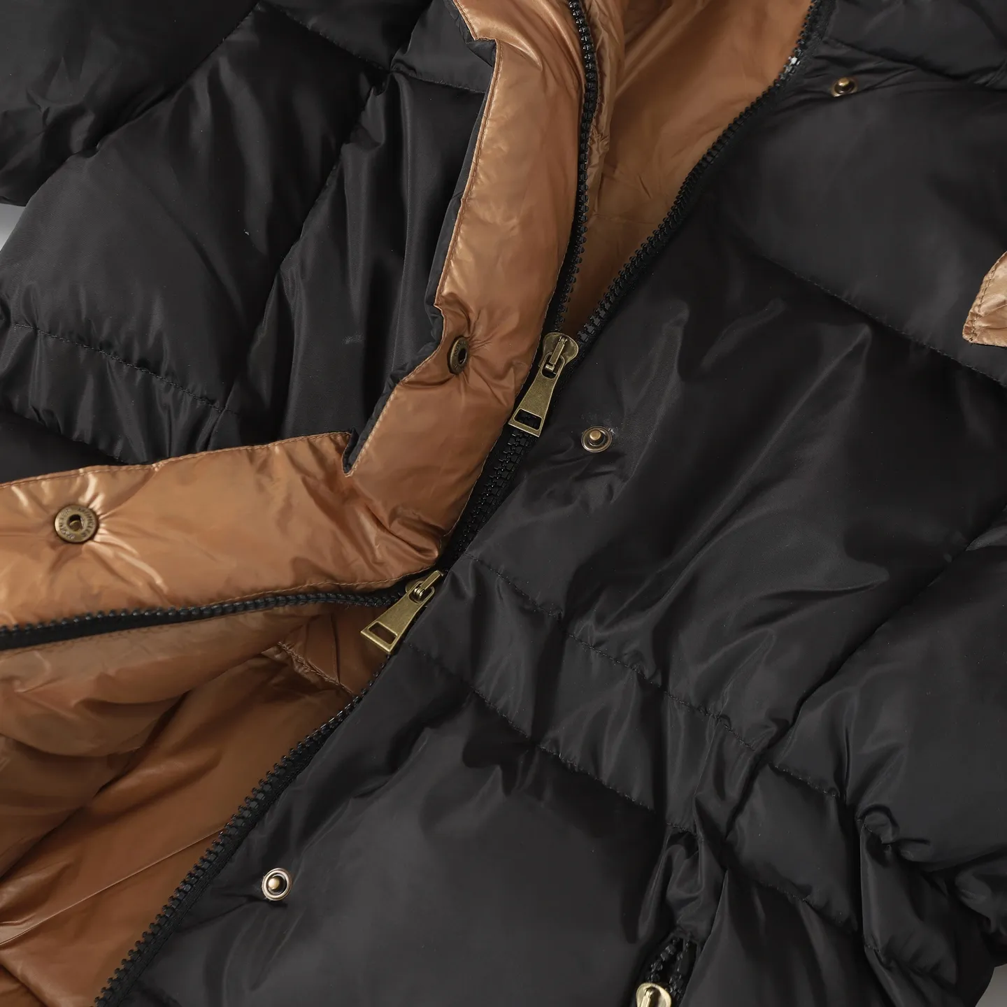 P920 Moncler/Moncler's new Ige hooded women's down jacket is made of longue saison fabric and is suitable for mild weather. This nylon fabric is warm without being bulky. Short design, with a classic hooded silhouette, and a waist design to create a smooth and feminine look. Made of longuesaison fabric. Longuesaison lining. Filled with down. Color: black/coffee Size: 0123
