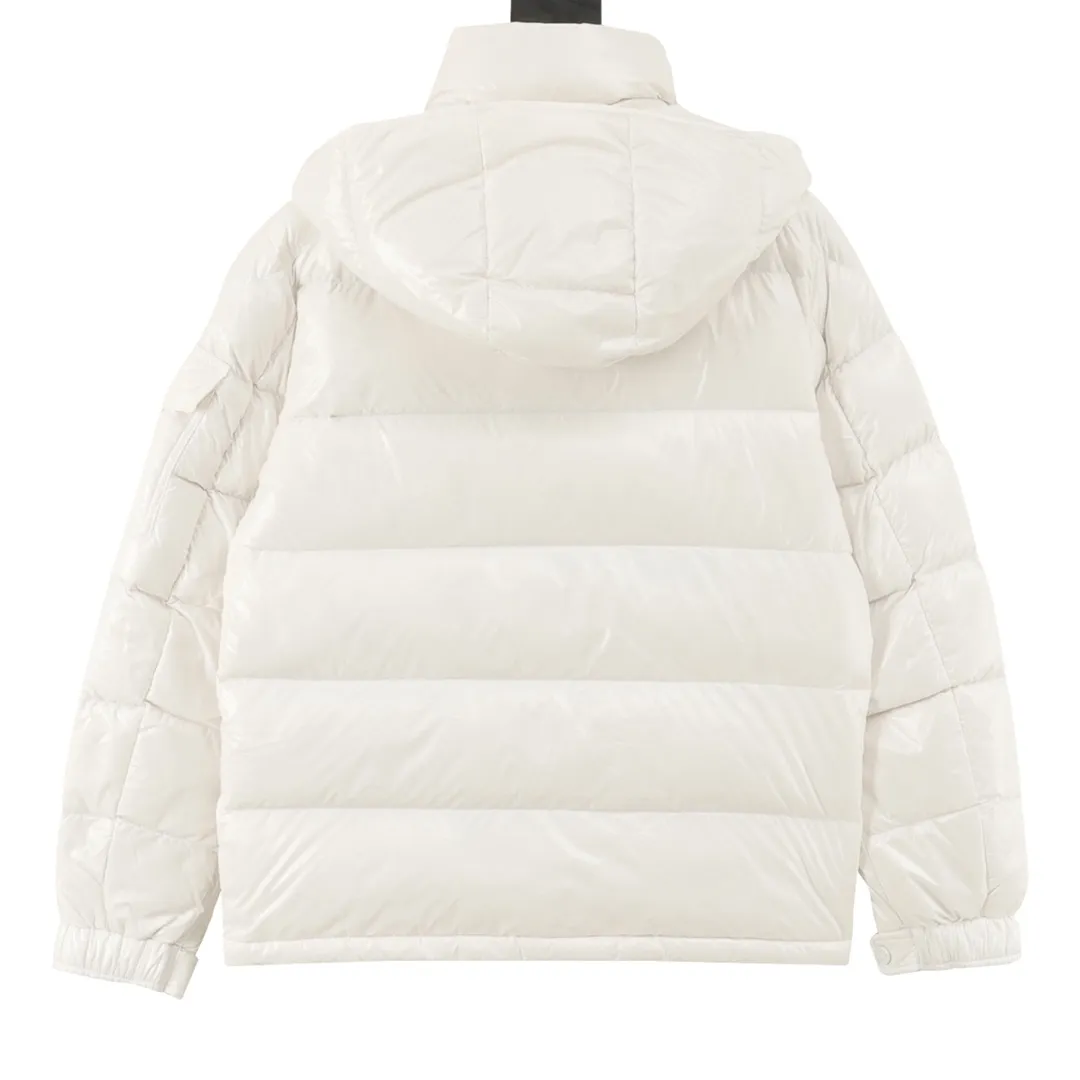 P1020 Moncer/Mengkou Maya Eason Chan Same Style Down Jacket Description: Influenced by the iconic outerwear of the 1980s, the Maya jacket revisits the looks from the Moncler archives with modern style and cutting-edge elements. This is the brand's professional achievement in ski equipment. Whether in terms of sport or style, this high-performance and positive-spirited jacket has all the elements a competitive athlete needs to claim the title. Material process analysis: 1️⃣Original Nfc inductive anti-counterfeiting chip 2️⃣National standard 95% pure white duck down, exclusive use of top-grade down on the market, never false goose down and a series of misunderstandings 3️⃣Fabric: 100% nylon; Lining: 100% nylon, one of the best on the market, everything is customized according to the original version. 4⃣️The electroplated hardware is produced by the original processing factory, all customized by the original factory, and is not a replica of various types on the market. 5⃣️Produced by a certain Lang factory, it has always been unambiguous in terms of quality. Everyone knows about the workmanship, QA and Qc quality inspection of the workers when shipping from large factories. It is not comparable to small factories in the market. Conclusion: Bosses are welcome to compare. The top mask engraving leader in the country has always insisted on product craftsmanship, materials and quality control! ! SUZE:0-3