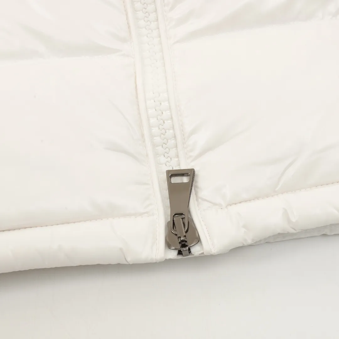 P1020 Moncer/Mengkou Maya Eason Chan Same Style Down Jacket Description: Influenced by the iconic outerwear of the 1980s, the Maya jacket revisits the looks from the Moncler archives with modern style and cutting-edge elements. This is the brand's professional achievement in ski equipment. Whether in terms of sport or style, this high-performance and positive-spirited jacket has all the elements a competitive athlete needs to claim the title. Material process analysis: 1️⃣Original Nfc inductive anti-counterfeiting chip 2️⃣National standard 95% pure white duck down, exclusive use of top-grade down on the market, never false goose down and a series of misunderstandings 3️⃣Fabric: 100% nylon; Lining: 100% nylon, one of the best on the market, everything is customized according to the original version. 4⃣️The electroplated hardware is produced by the original processing factory, all customized by the original factory, and is not a replica of various types on the market. 5⃣️Produced by a certain Lang factory, it has always been unambiguous in terms of quality. Everyone knows about the workmanship, QA and Qc quality inspection of the workers when shipping from large factories. It is not comparable to small factories in the market. Conclusion: Bosses are welcome to compare. The top mask engraving leader in the country has always insisted on product craftsmanship, materials and quality control! ! SUZE:0-3