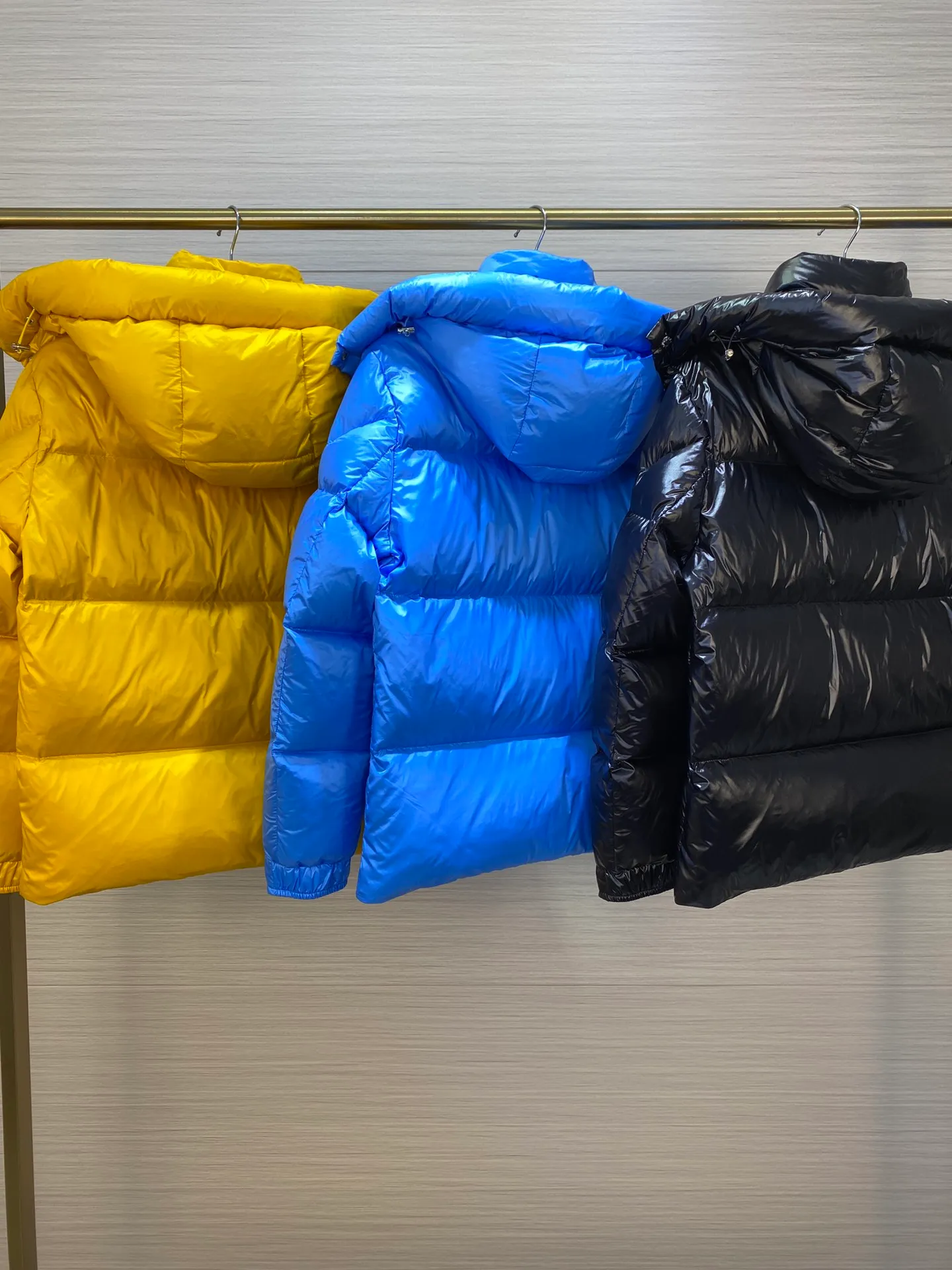 P880 Moncler Liu Haoran star's same style bread suit for couples, the fabric is imported from Korea🇰🇷, waterproof, windproof and wear-resistant🐮‼ ️, so the fabric must be very soft and thick as expected. 🤓🤓The sleeves are equipped with the iconic Moncler logo👏🏼, the hat is removable🧢, and the hat is decorated with a circle, echoing the brand's fashion trend‼ ️. Regular cuffs for warmth and comfort. ☺️☺️The cold protection index is minus 15-25℃🥶It is enough to wear in the winter of minus 30-40℃ in Toronto! ! ! Provide you with the best protection in cold weather. 🥳 Color: Black, Blue, Yellow, Size: 1 2 3 4 5