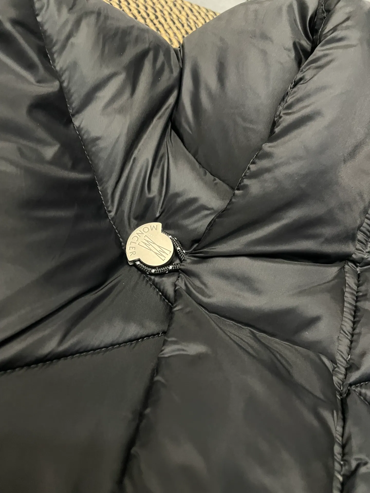 P960 Fei Dong collaborates with Moncler. Moncler once again joins hands with Pharrell Williams to create a joint series. The top 90 white duck I chose this time is the Moncler Genius product line. This Oak jacket is made of technical nylon, equipped with snap pockets and down padding to create the best warmth. The unique triangular car line will create a more artistic visual effect as a whole. The solid color dress is only decorated with LOGO on the chest and arms, which will not be too public while retaining the joint identity. It is also very versatile when paired together. This design technique has also appeared many times in Fei Dong’s joint brands, which is quite recognizable. Size: 1-5