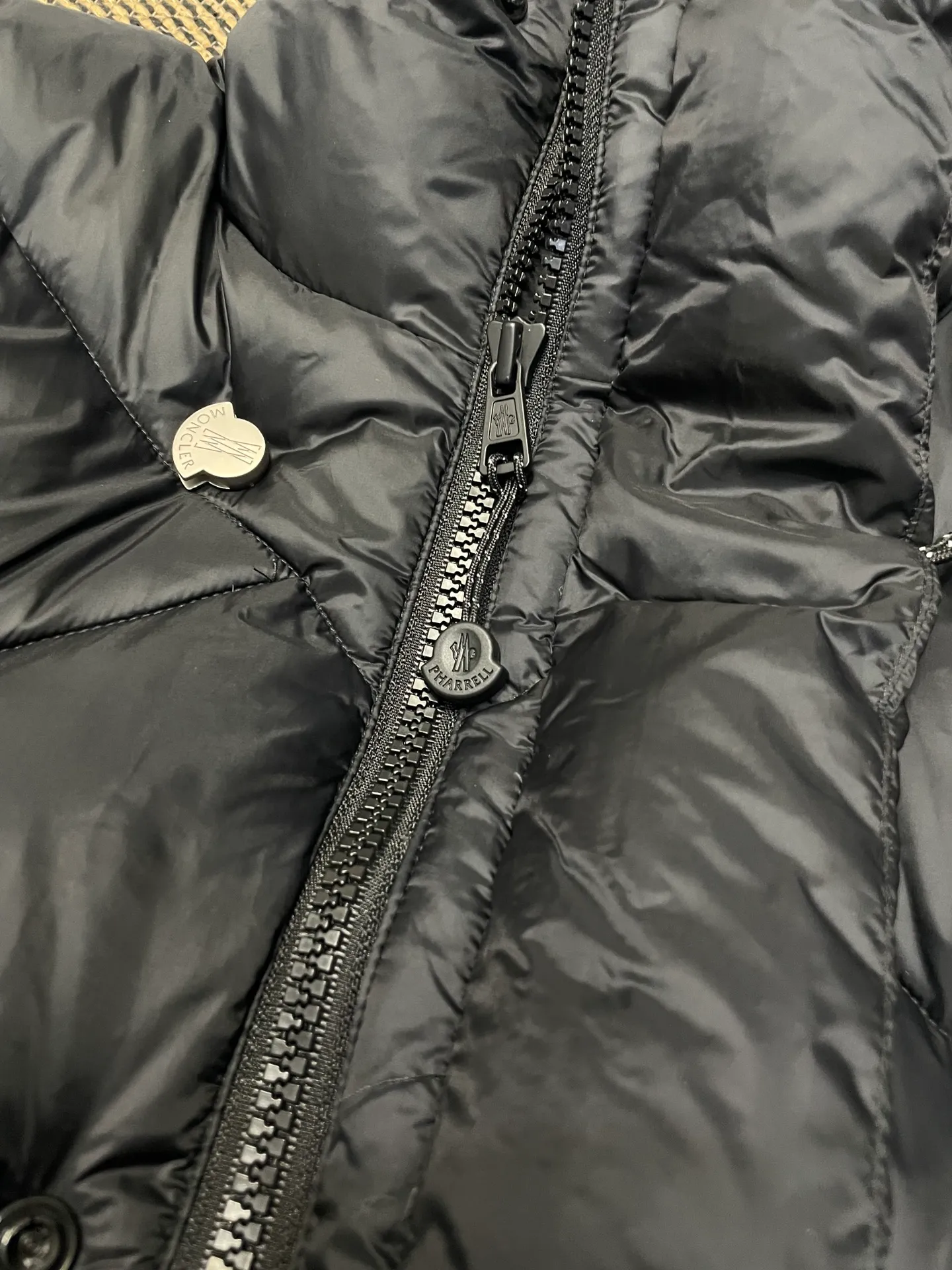 P960 Fei Dong collaborates with Moncler. Moncler once again joins hands with Pharrell Williams to create a joint series. The top 90 white duck I chose this time is the Moncler Genius product line. This Oak jacket is made of technical nylon, equipped with snap pockets and down padding to create the best warmth. The unique triangular car line will create a more artistic visual effect as a whole. The solid color dress is only decorated with LOGO on the chest and arms, which will not be too public while retaining the joint identity. It is also very versatile when paired together. This design technique has also appeared many times in Fei Dong’s joint brands, which is quite recognizable. Size: 1-5