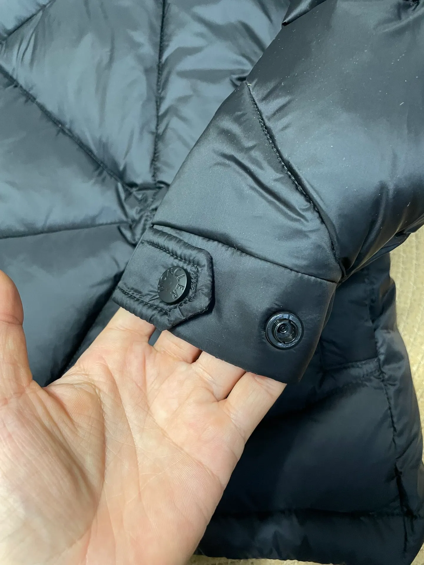 P960 Fei Dong collaborates with Moncler. Moncler once again joins hands with Pharrell Williams to create a joint series. The top 90 white duck I chose this time is the Moncler Genius product line. This Oak jacket is made of technical nylon, equipped with snap pockets and down padding to create the best warmth. The unique triangular car line will create a more artistic visual effect as a whole. The solid color dress is only decorated with LOGO on the chest and arms, which will not be too public while retaining the joint identity. It is also very versatile when paired together. This design technique has also appeared many times in Fei Dong’s joint brands, which is quite recognizable. Size: 1-5