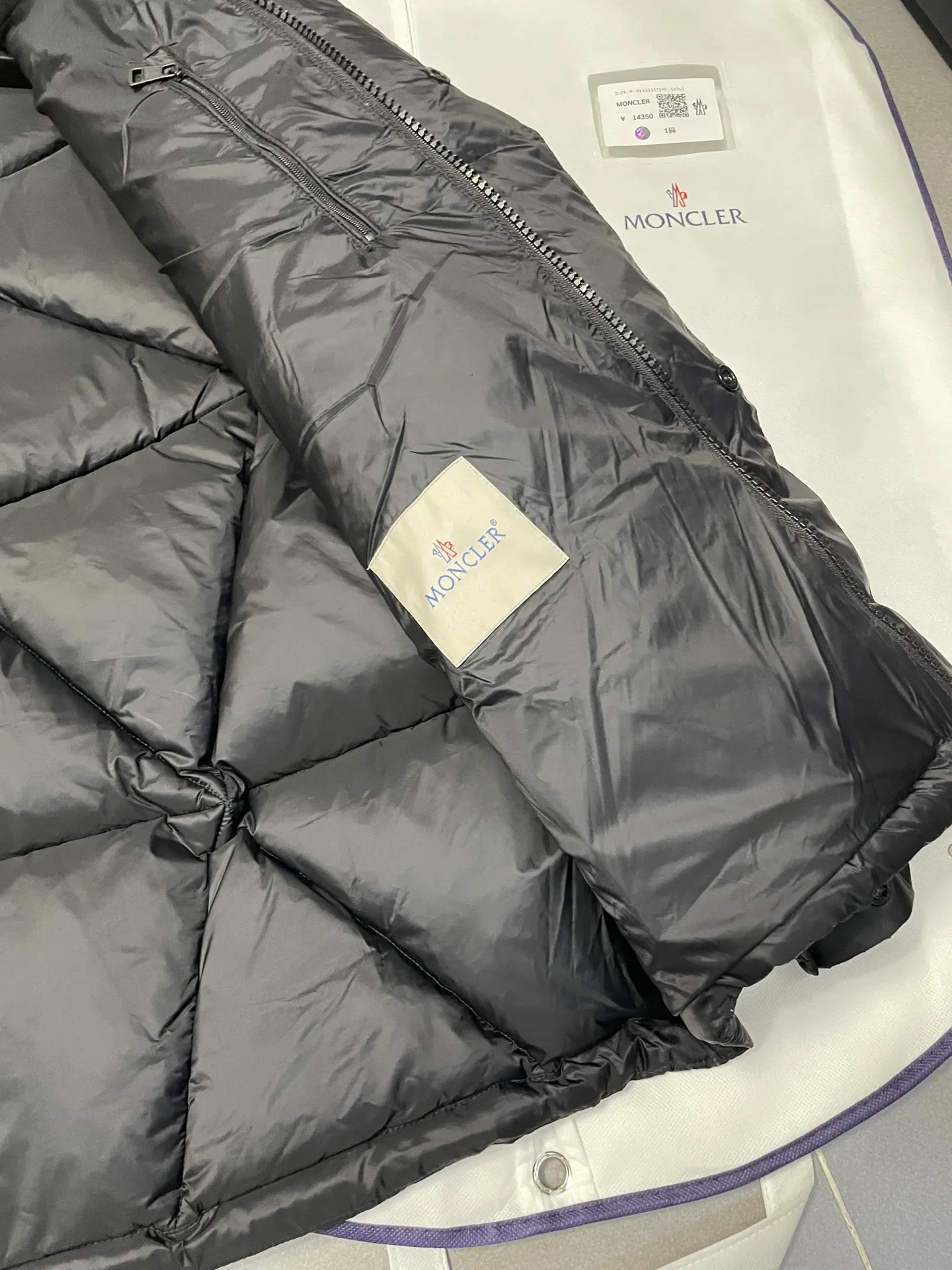 P960 Fei Dong collaborates with Moncler. Moncler once again joins hands with Pharrell Williams to create a joint series. The top 90 white duck I chose this time is the Moncler Genius product line. This Oak jacket is made of technical nylon, equipped with snap pockets and down padding to create the best warmth. The unique triangular car line will create a more artistic visual effect as a whole. The solid color dress is only decorated with LOGO on the chest and arms, which will not be too public while retaining the joint identity. It is also very versatile when paired together. This design technique has also appeared many times in Fei Dong’s joint brands, which is quite recognizable. Size: 1-5