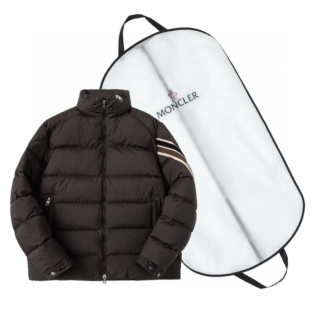 P860 with dust bag) Moncler Solayan three-color sleeves web trim down jacket jacket with premium goose down filling. The finest, lightest and neatest fabric. Solayan men's short down jacket is decorated with seasonal iconic stripe details, blending sporty spirit and timeless style. The Solayan down jacket is made of micro chic fabric and has a tough square shape design, highlighting Moncler's sporty spirit. This cropped down jacket features tricolor stripes on the sleeves, a seasonal take on the brand's signature. Comes with a practical pull-out hood. Details •Made from micro chic nylon fabric •Micro chic nylon lining •Down filled •Pull-out hood •Zip closure •Zip pockets •Adjustable cuffs •Elastic drawstring hem •Tri-color trim on sleeves Color: White Dark Brown Black Size : 1-5