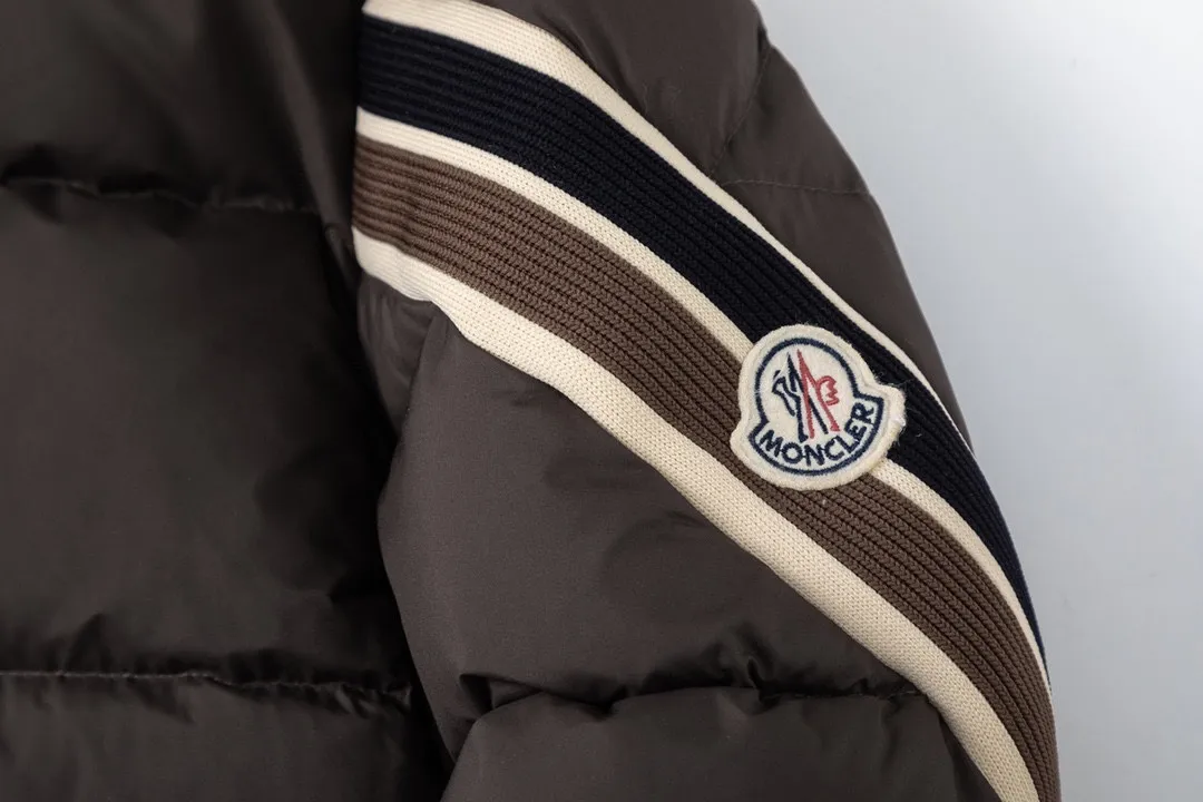 P860 with dust bag) Moncler Solayan three-color sleeves web trim down jacket jacket with premium goose down filling. The finest, lightest and neatest fabric. Solayan men's short down jacket is decorated with seasonal iconic stripe details, blending sporty spirit and timeless style. The Solayan down jacket is made of micro chic fabric and has a tough square shape design, highlighting Moncler's sporty spirit. This cropped down jacket features tricolor stripes on the sleeves, a seasonal take on the brand's signature. Comes with a practical pull-out hood. Details •Made from micro chic nylon fabric •Micro chic nylon lining •Down filled •Pull-out hood •Zip closure •Zip pockets •Adjustable cuffs •Elastic drawstring hem •Tri-color trim on sleeves Color: White Dark Brown Black Size : 1-5