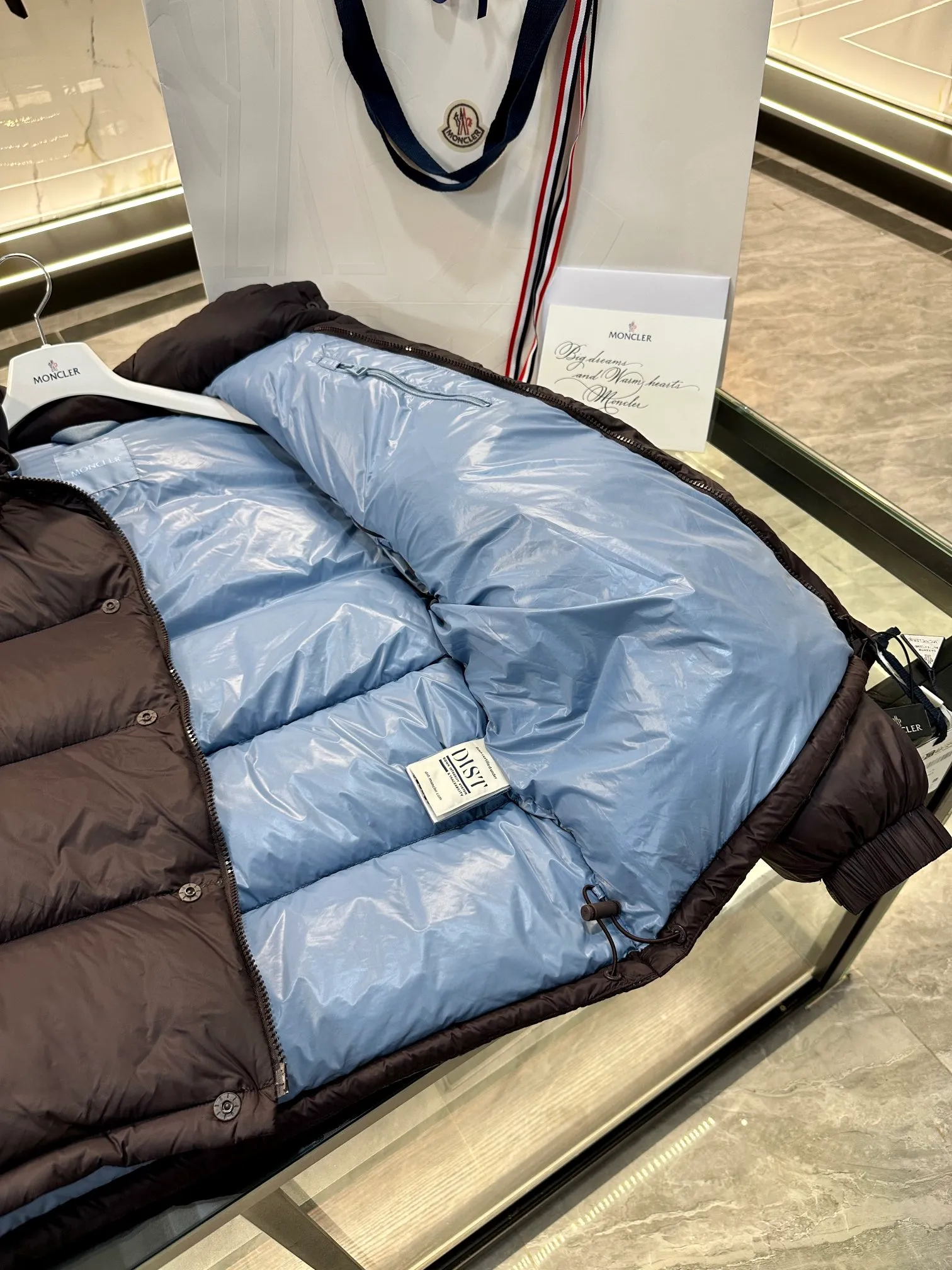 P900 Moncler Cyclone 2-in-1 down jacket. Real-shot video display. One piece of clothing can be worn in multiple ways. More details are displayed.