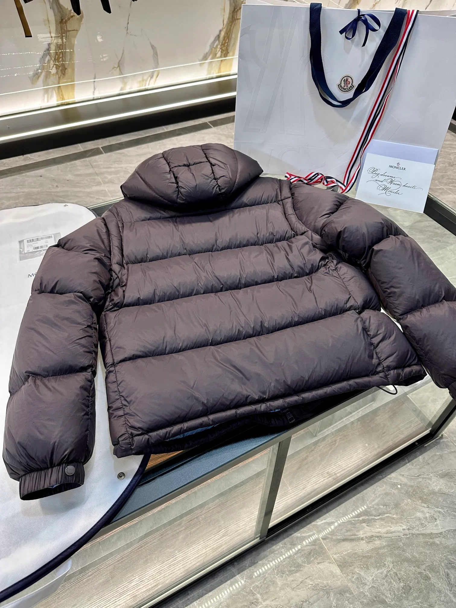 P900 Moncler Cyclone 2-in-1 down jacket. Real-shot video display. One piece of clothing can be worn in multiple ways. More details are displayed.