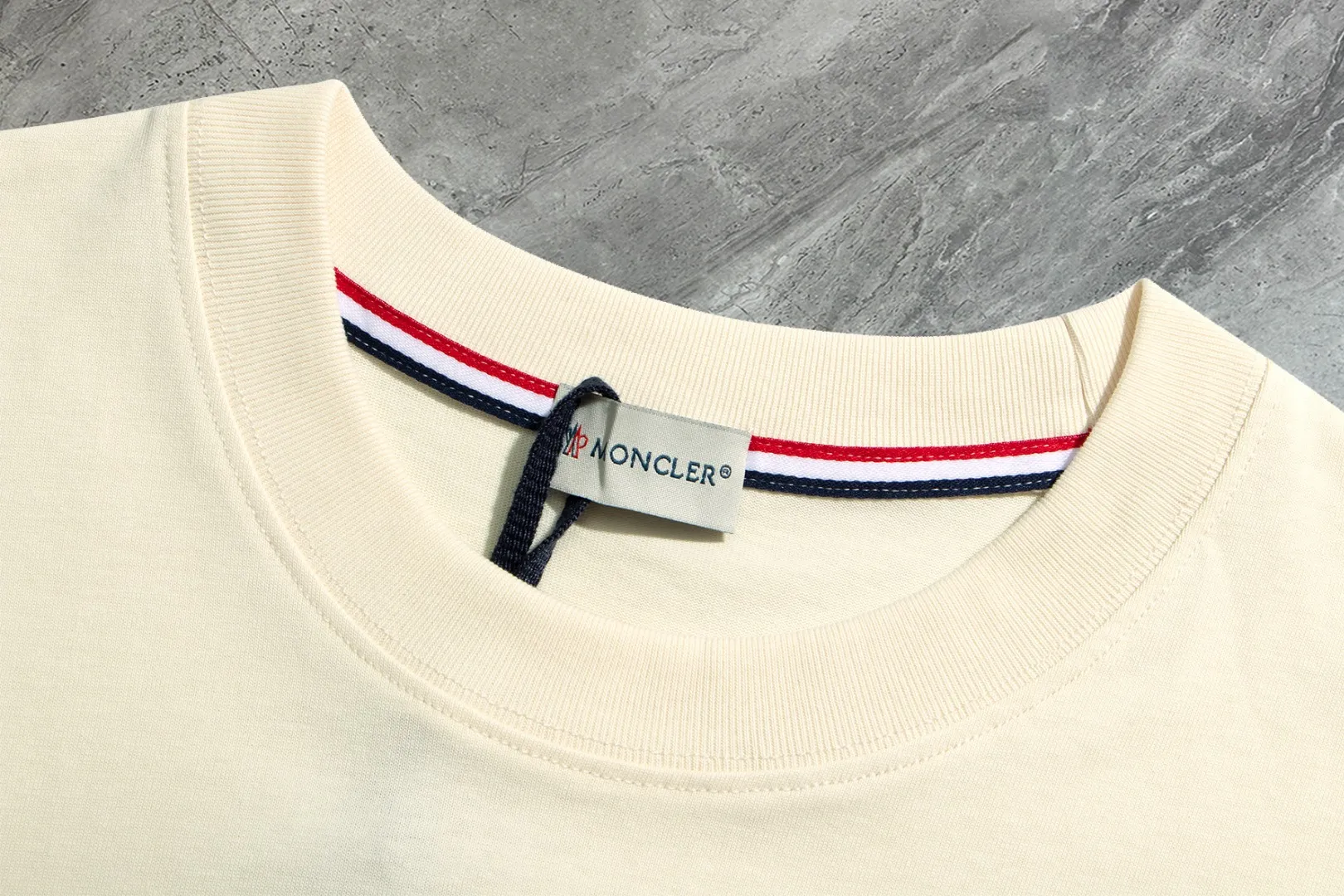 P140￼ 💰Upgraded version "Mobile phone smart sensor ~ NFC chip armband ~ direct access to the official website for anti-counterfeiting" "Moncler ~ Mouth Mouth" 2025 new high-quality round neck short-sleeved T-shirt. The cuffs have imported embroidery labels. Custom dyeing, very comfortable to touch. Super versatile and good-looking short-sleeved. Complete with three labels. Non-market ordinary version. Feel free to compare. Quality is absolutely guaranteed! ‼ First of all, this original fabric is all custom-woven with 32-count double yarn fabric, 250G, and the weight is the same‼ Fine workmanship, double waistcoat method, double waistcoat method, double waistcoat method makes the whole dress more three-dimensional, which is not a craft that ordinary T-shirts can achieve🤪 Size: S-M-L-XL-2XL Color: black, white, apricot, same style for men and women