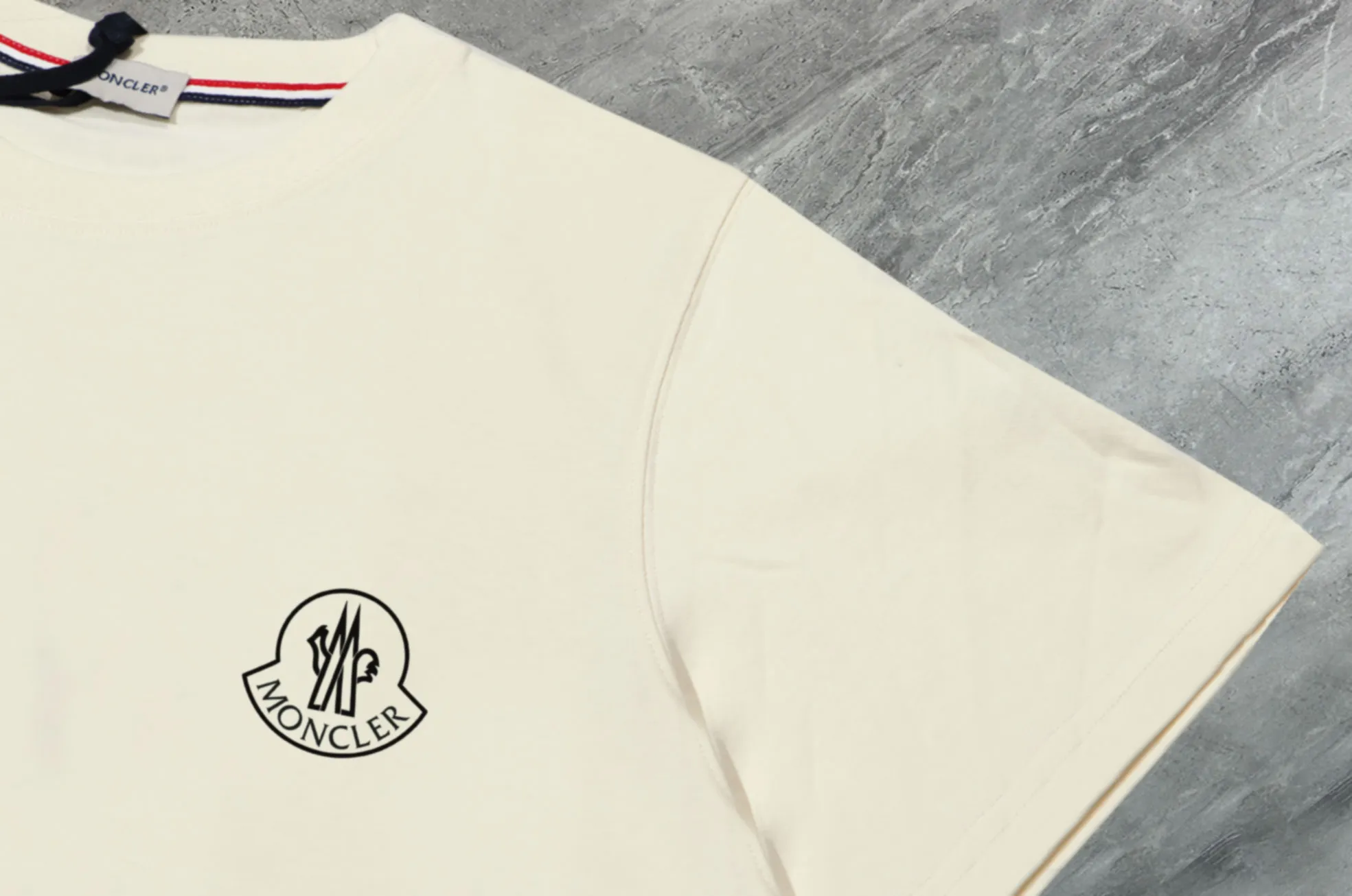 P140￼ 💰Upgraded version "Mobile phone smart sensor ~ NFC chip armband ~ direct access to the official website for anti-counterfeiting" "Moncler ~ Mouth Mouth" 2025 new high-quality round neck short-sleeved T-shirt. The cuffs have imported embroidery labels. Custom dyeing, very comfortable to touch. Super versatile and good-looking short-sleeved. Complete with three labels. Non-market ordinary version. Feel free to compare. Quality is absolutely guaranteed! ‼ First of all, this original fabric is all custom-woven with 32-count double yarn fabric, 250G, and the weight is the same‼ Fine workmanship, double waistcoat method, double waistcoat method, double waistcoat method makes the whole dress more three-dimensional, which is not a craft that ordinary T-shirts can achieve🤪 Size: S-M-L-XL-2XL Color: black, white, apricot, same style for men and women