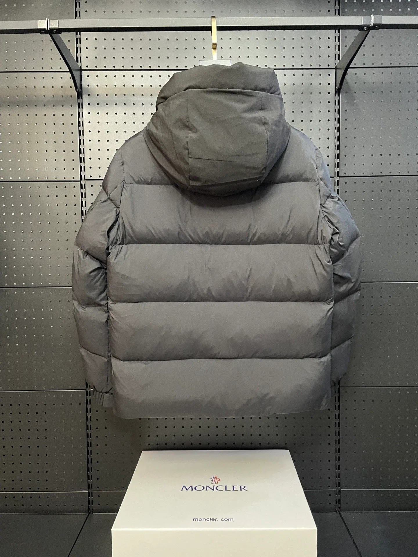 P780 22-year-old Moncler black warrior three-color short down jacket with embossed access control down jacket. Bread jacket. The official website is out of stock. The embossing on the placket is obvious, which distinguishes the currency. moncle madeira series, everyone calls it the black warrior! Flush 500g➕ Moncler Madeira short down jacket, frosted and neat colors and tailoring create a smart posture. Wearing the main line of autumn and winter mousse, return to the hustle and bustle of the city. One of the flagship series for autumn and winter, it is destined to be popular all over the Internet! The high collar design of the bread jacket can be worn by both men and women! Mengkou’s flagship series this year is filled with 90% white goose down, which is warm, comfortable and not bloated. The pattern is made of large squares, and each square is evenly distributed, firmly locking the down and warming your body. Style number: A89# Color: gray black Size: 1234 (equivalent to SMLXL)