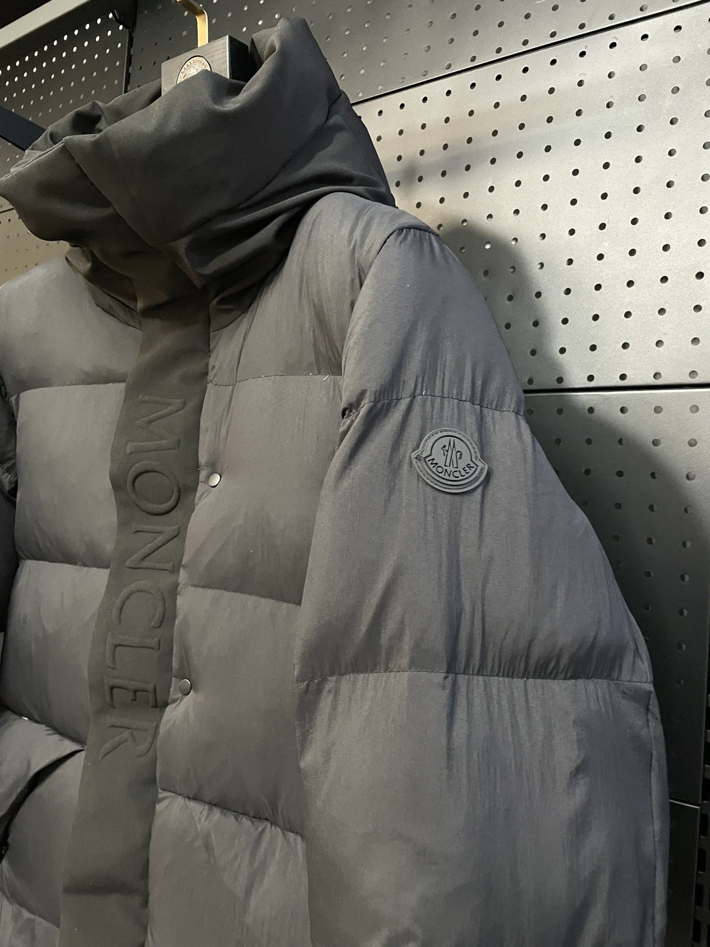 P780 22-year-old Moncler black warrior three-color short down jacket with embossed access control down jacket. Bread jacket. The official website is out of stock. The embossing on the placket is obvious, which distinguishes the currency. moncle madeira series, everyone calls it the black warrior! Flush 500g➕ Moncler Madeira short down jacket, frosted and neat colors and tailoring create a smart posture. Wearing the main line of autumn and winter mousse, return to the hustle and bustle of the city. One of the flagship series for autumn and winter, it is destined to be popular all over the Internet! The high collar design of the bread jacket can be worn by both men and women! Mengkou’s flagship series this year is filled with 90% white goose down, which is warm, comfortable and not bloated. The pattern is made of large squares, and each square is evenly distributed, firmly locking the down and warming your body. Style number: A89# Color: gray black Size: 1234 (equivalent to SMLXL)