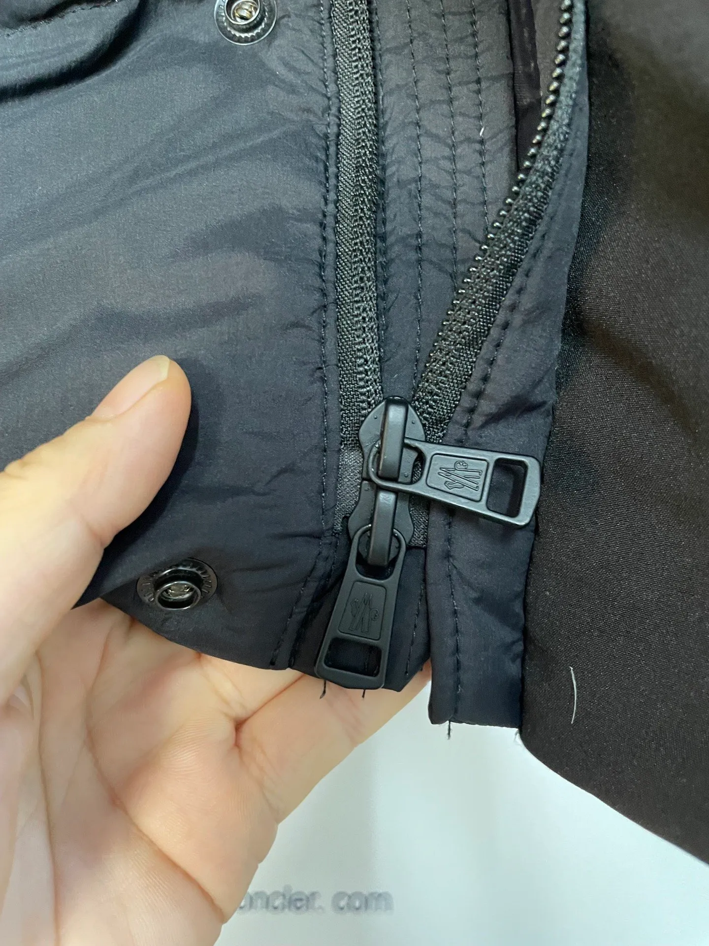 P780 22-year-old Moncler black warrior three-color short down jacket with embossed access control down jacket. Bread jacket. The official website is out of stock. The embossing on the placket is obvious, which distinguishes the currency. moncle madeira series, everyone calls it the black warrior! Flush 500g➕ Moncler Madeira short down jacket, frosted and neat colors and tailoring create a smart posture. Wearing the main line of autumn and winter mousse, return to the hustle and bustle of the city. One of the flagship series for autumn and winter, it is destined to be popular all over the Internet! The high collar design of the bread jacket can be worn by both men and women! Mengkou’s flagship series this year is filled with 90% white goose down, which is warm, comfortable and not bloated. The pattern is made of large squares, and each square is evenly distributed, firmly locking the down and warming your body. Style number: A89# Color: gray black Size: 1234 (equivalent to SMLXL)