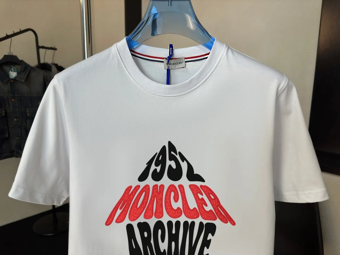 P140 Upgraded version "Mobile phone smart sensor ~ NFC chip armband ~ Direct access to the official website for anti-counterfeiting" "Moncler ~ Mouth Mouth" 2025 new high-quality round neck short-sleeved T-shirt. The cuffs have imported embroidered labels. Customized dyeing, very comfortable to touch. Super versatile and good-looking short-sleeved. Complete with three labels. Non-market ordinary version. Feel free to compare. Quality is absolutely guaranteed! ‼ First of all, this original fabric is all custom-woven with 32-count double yarn fabric, 250G, and the weight is the same‼ Fine workmanship, double waistcoat method, double waistcoat method, double waistcoat method makes the whole dress more three-dimensional, which is not a craft that ordinary T-shirts can achieve🤪 Size: S-M-L-XL-2XL Color: black, white, apricot, same style for men and women