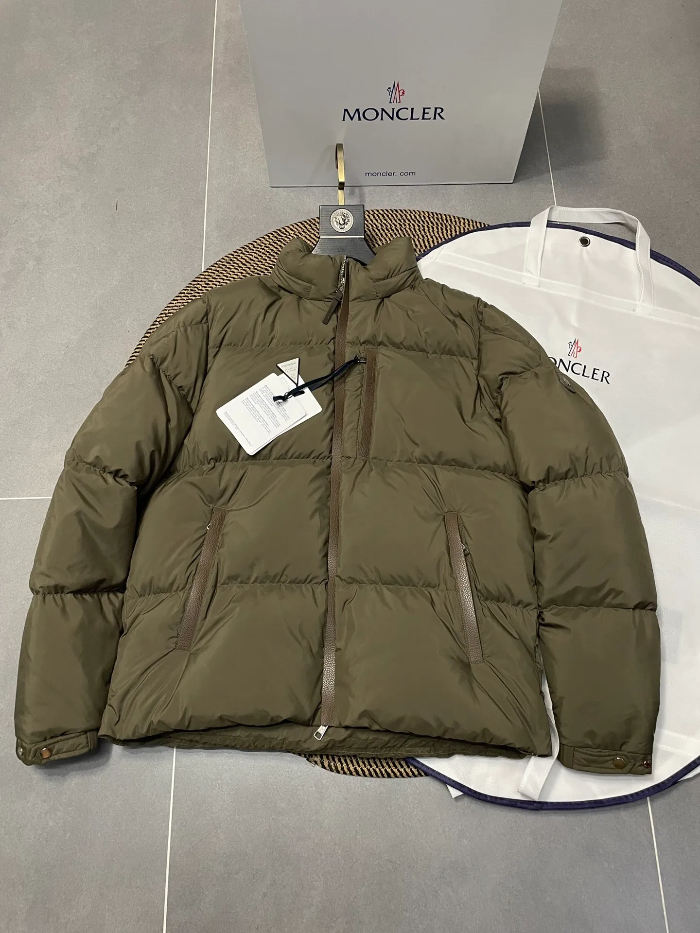 P860 Moncler's new besbre zipper stand-collar down jacket has a new fashionable stand-collar down jacket for autumn and winter. The overall design is simple and beautiful, and it is also very versatile and suitable for any occasion. Paired with a sweatshirt inside, it is fashionable, age-reducing and warm. The body is decorated with leather zipper design pockets, which is fashionable and high-end. The sleeve arms are embellished with the brand's iconic logo, which not only highlights the brand's charm, but also has a high degree of recognition. The luxurious and low-key design is simply great! Powerful functionality brings warmth to the cold winter, is windproof and waterproof, and is filled with 90% velvet content, making you feel warm even on sub-zero nights. Color: Khaki Black Size: 1 2 3 4 5