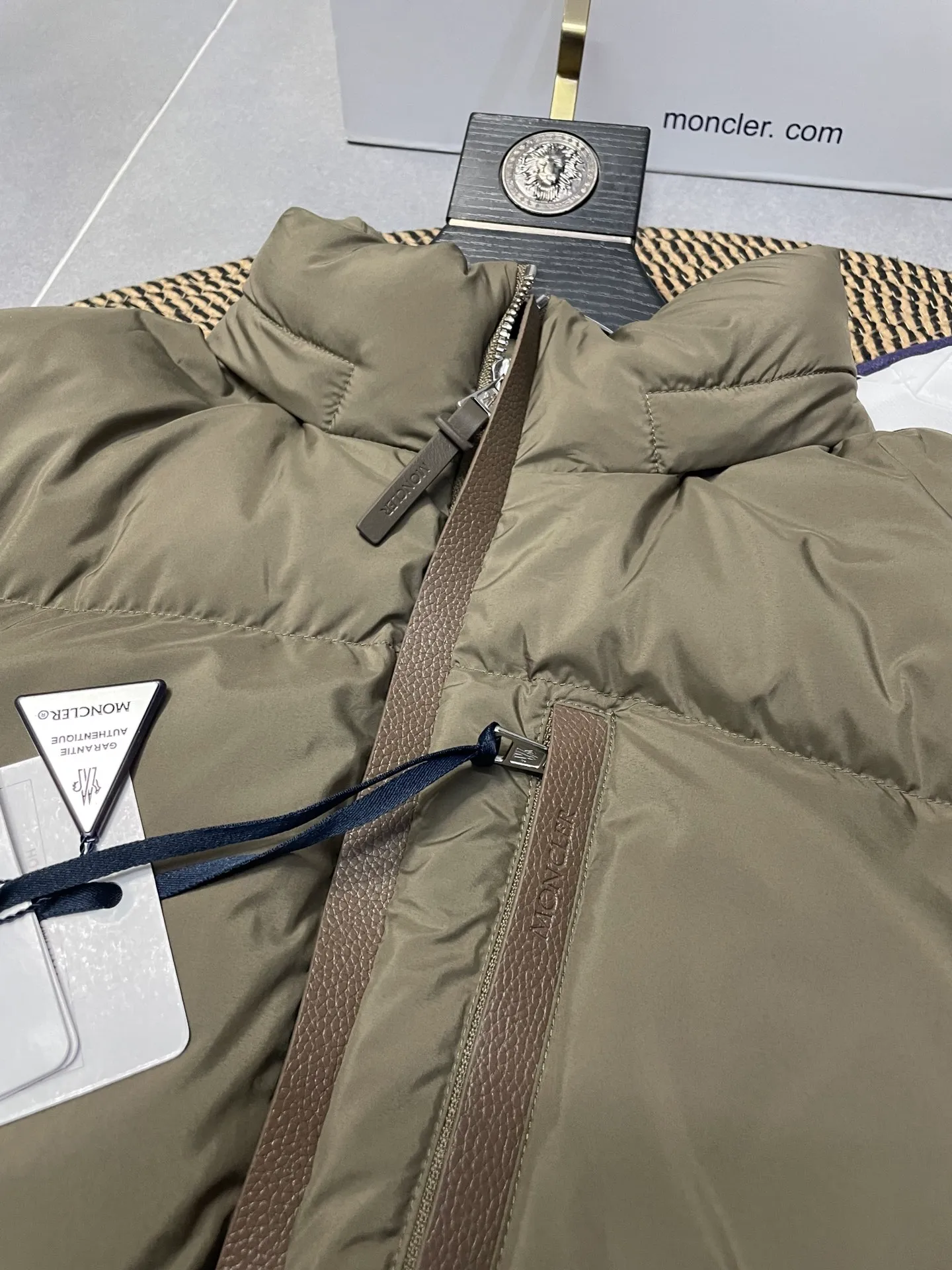 P860 Moncler's new besbre zipper stand-collar down jacket has a new fashionable stand-collar down jacket for autumn and winter. The overall design is simple and beautiful, and it is also very versatile and suitable for any occasion. Paired with a sweatshirt inside, it is fashionable, age-reducing and warm. The body is decorated with leather zipper design pockets, which is fashionable and high-end. The sleeve arms are embellished with the brand's iconic logo, which not only highlights the brand's charm, but also has a high degree of recognition. The luxurious and low-key design is simply great! Powerful functionality brings warmth to the cold winter, is windproof and waterproof, and is filled with 90% velvet content, making you feel warm even on sub-zero nights. Color: Khaki Black Size: 1 2 3 4 5