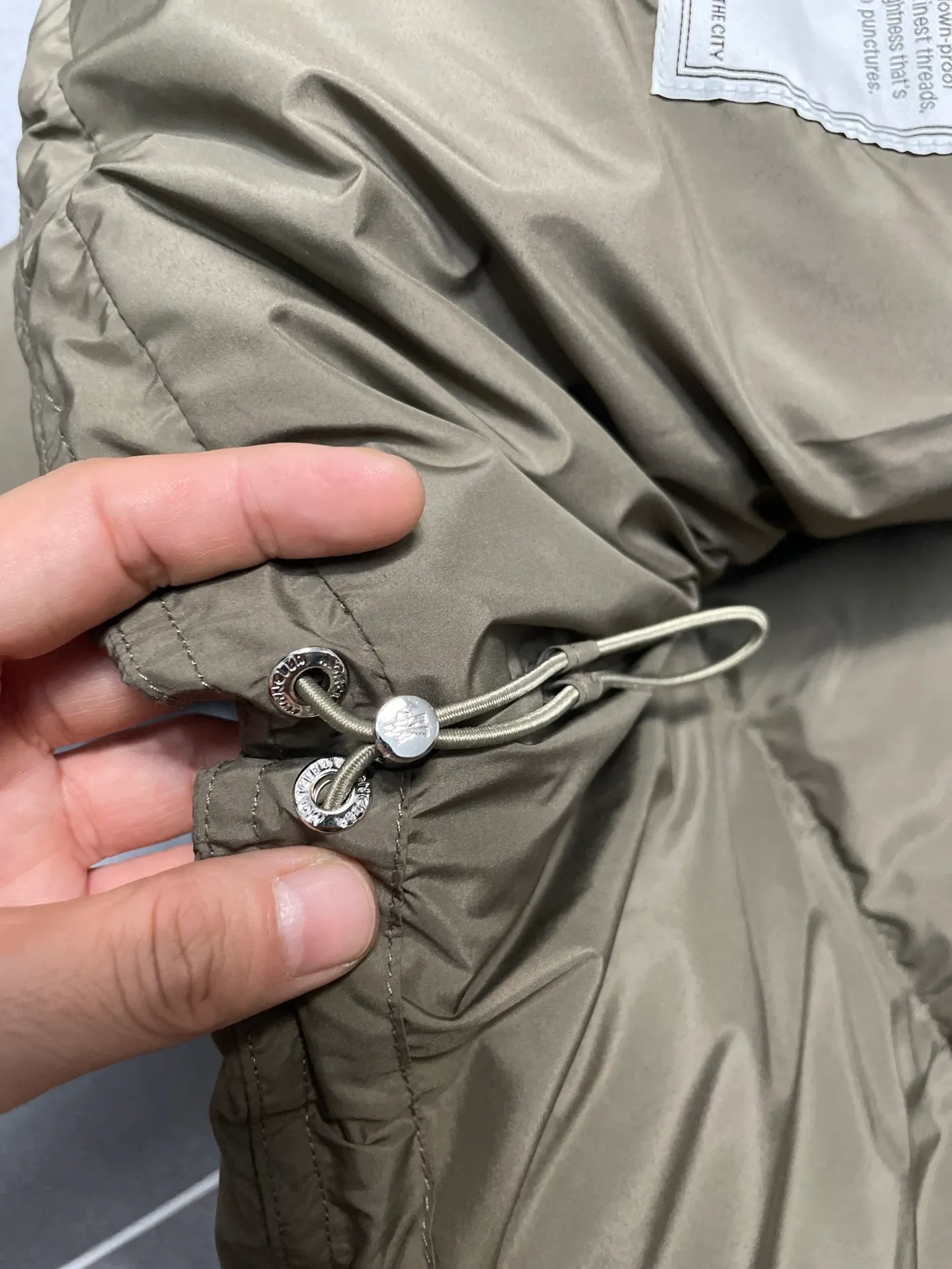P860 Moncler's new besbre zipper stand-collar down jacket has a new fashionable stand-collar down jacket for autumn and winter. The overall design is simple and beautiful, and it is also very versatile and suitable for any occasion. Paired with a sweatshirt inside, it is fashionable, age-reducing and warm. The body is decorated with leather zipper design pockets, which is fashionable and high-end. The sleeve arms are embellished with the brand's iconic logo, which not only highlights the brand's charm, but also has a high degree of recognition. The luxurious and low-key design is simply great! Powerful functionality brings warmth to the cold winter, is windproof and waterproof, and is filled with 90% velvet content, making you feel warm even on sub-zero nights. Color: Khaki Black Size: 1 2 3 4 5