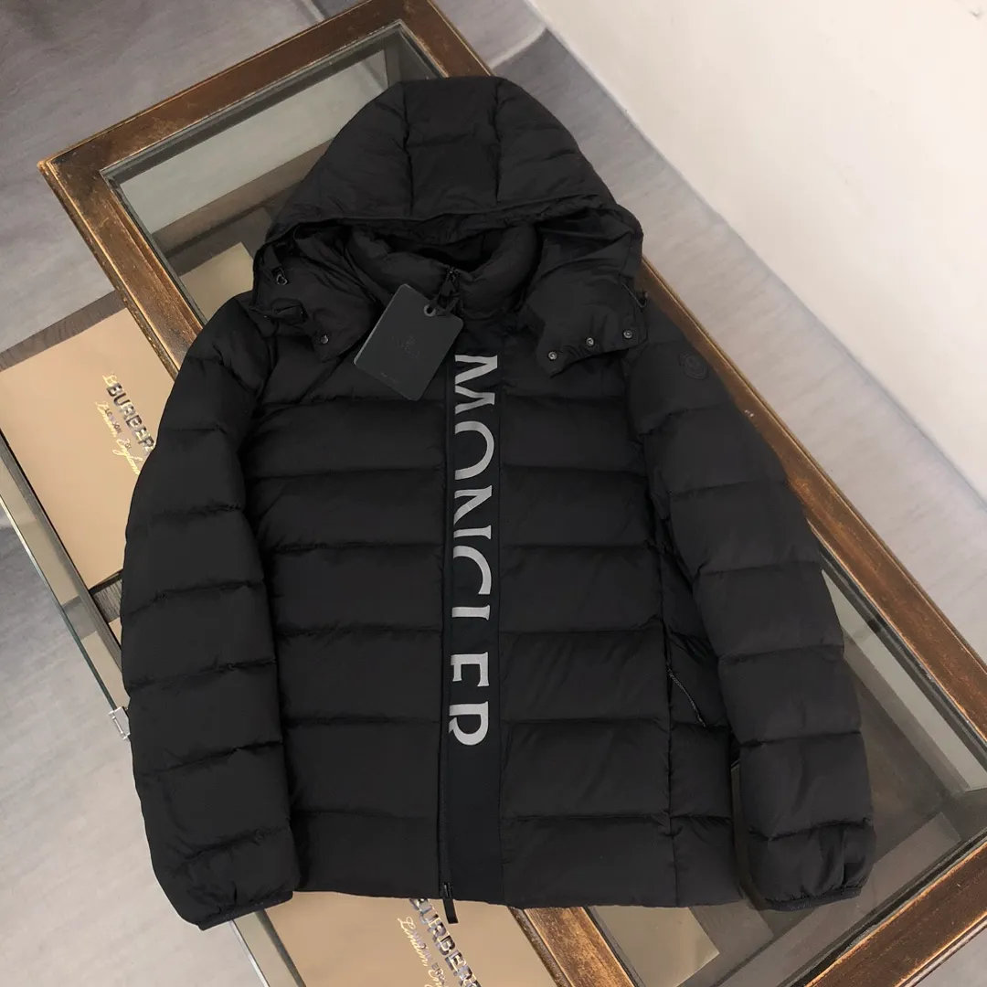P820 𝗠𝗼𝗻𝗰𝗹𝗲𝗿 Mouth covering 2024 latest Ume Black Label Black Samurai/Short Down Jacket (hat is removable), available simultaneously on the official website🛒 👀The overall look is very high-end, especially light and warm, easy to move, light down jacket, short style can show off the charm of a neat figure👍 The hood design helps to improve the cold protection of the neck. It uses high-quality down with outstanding thermal insulation effect. ⚠️The down content is as high as 90% white goose down, which achieves good warmth retention. It has good fluffiness and is lighter and lighter. There is no sense of oppression when worn on the body. The loose version covers the flesh and makes you look slimmer. 👏🏻Refuse to be bloated and lively when going out on the street. It allows the down jacket to break out of the conventional style and create a comfortable aesthetic. It is simple and fashionable and very practical. The upper body effect is natural, casual and comfortable~ ❗️Customized special fabrics, vacuum filled down, exquisite craftsmanship, strict prevention of down drilling, vacuum filling technology, increased air compartment, maintaining the original softness, elasticity and feel of down. Anti-drilling design Code number: 1-2-3-4-5 (M～3XL)