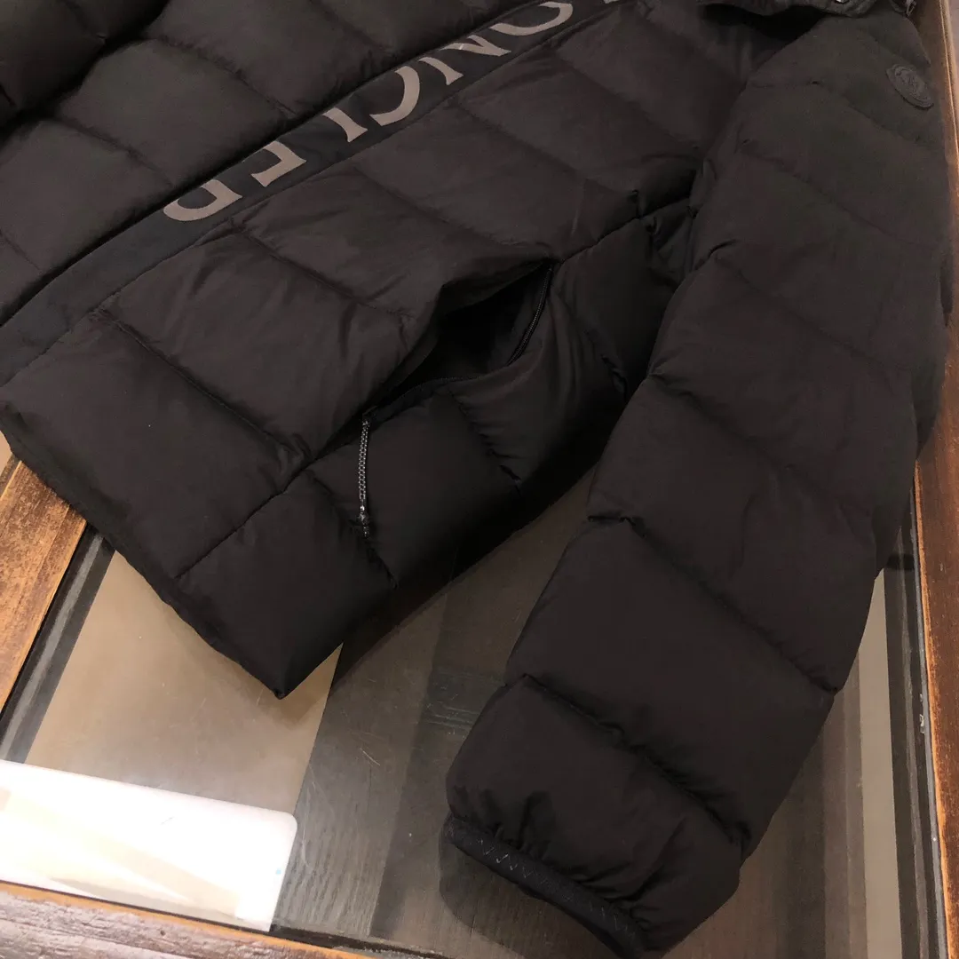 P820 𝗠𝗼𝗻𝗰𝗹𝗲𝗿 Mouth covering 2024 latest Ume Black Label Black Samurai/Short Down Jacket (hat is removable), available simultaneously on the official website🛒 👀The overall look is very high-end, especially light and warm, easy to move, light down jacket, short style can show off the charm of a neat figure👍 The hood design helps to improve the cold protection of the neck. It uses high-quality down with outstanding thermal insulation effect. ⚠️The down content is as high as 90% white goose down, which achieves good warmth retention. It has good fluffiness and is lighter and lighter. There is no sense of oppression when worn on the body. The loose version covers the flesh and makes you look slimmer. 👏🏻Refuse to be bloated and lively when going out on the street. It allows the down jacket to break out of the conventional style and create a comfortable aesthetic. It is simple and fashionable and very practical. The upper body effect is natural, casual and comfortable~ ❗️Customized special fabrics, vacuum filled down, exquisite craftsmanship, strict prevention of down drilling, vacuum filling technology, increased air compartment, maintaining the original softness, elasticity and feel of down. Anti-drilling design Code number: 1-2-3-4-5 (M～3XL)