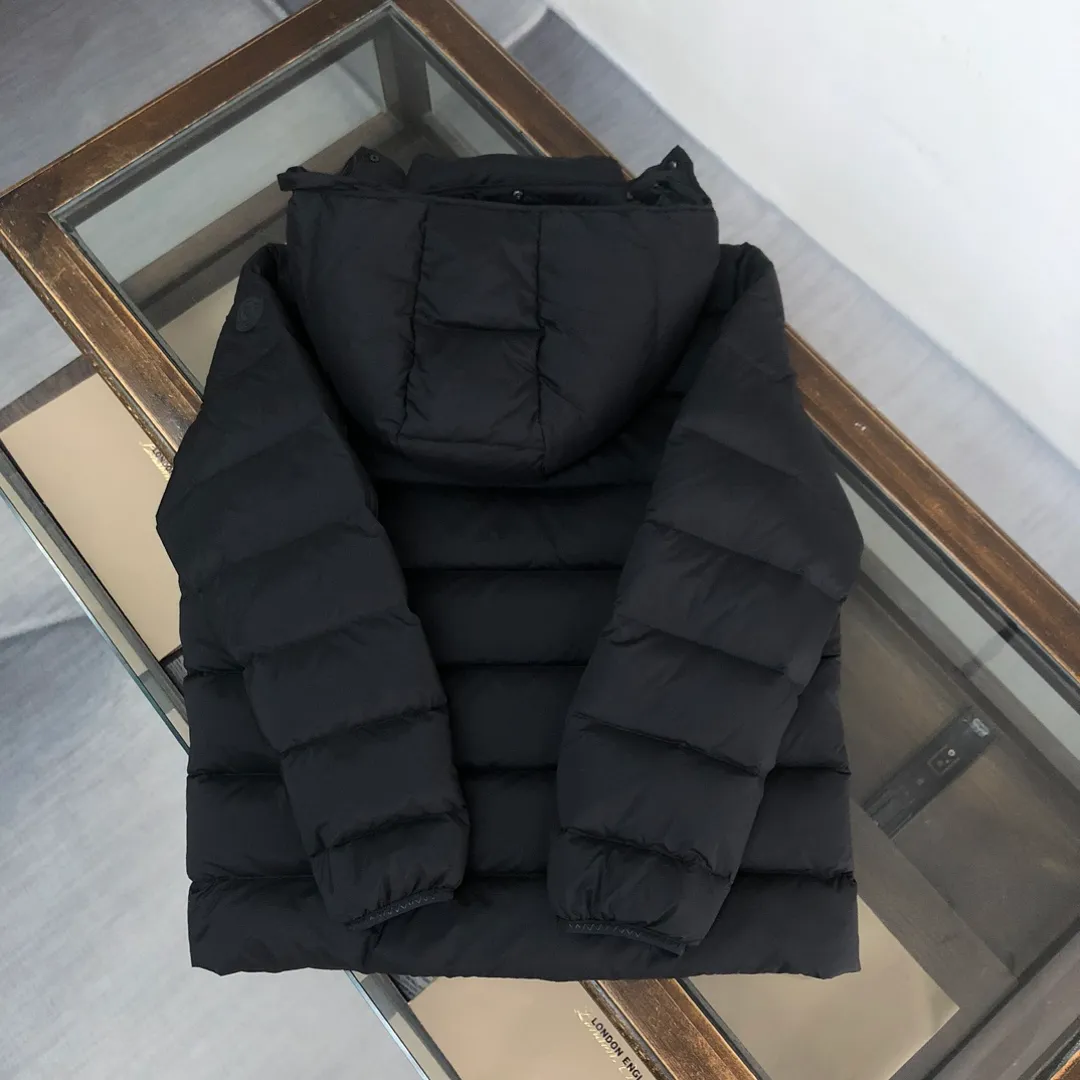 P820 𝗠𝗼𝗻𝗰𝗹𝗲𝗿 Mouth covering 2024 latest Ume Black Label Black Samurai/Short Down Jacket (hat is removable), available simultaneously on the official website🛒 👀The overall look is very high-end, especially light and warm, easy to move, light down jacket, short style can show off the charm of a neat figure👍 The hood design helps to improve the cold protection of the neck. It uses high-quality down with outstanding thermal insulation effect. ⚠️The down content is as high as 90% white goose down, which achieves good warmth retention. It has good fluffiness and is lighter and lighter. There is no sense of oppression when worn on the body. The loose version covers the flesh and makes you look slimmer. 👏🏻Refuse to be bloated and lively when going out on the street. It allows the down jacket to break out of the conventional style and create a comfortable aesthetic. It is simple and fashionable and very practical. The upper body effect is natural, casual and comfortable~ ❗️Customized special fabrics, vacuum filled down, exquisite craftsmanship, strict prevention of down drilling, vacuum filling technology, increased air compartment, maintaining the original softness, elasticity and feel of down. Anti-drilling design Code number: 1-2-3-4-5 (M～3XL)
