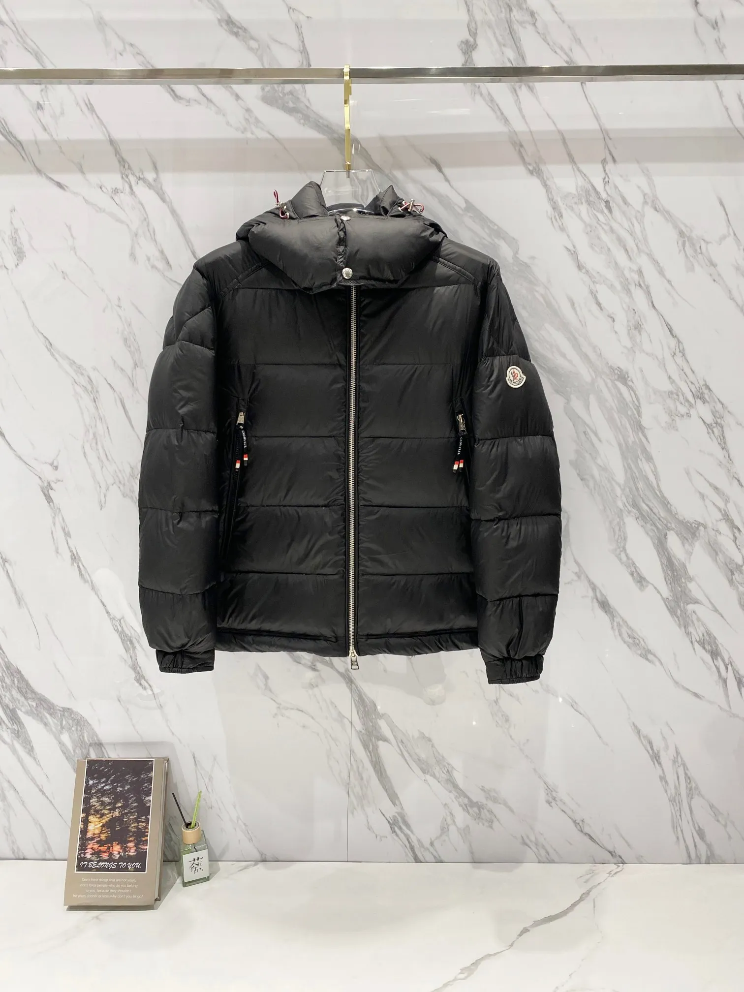 P720 Moncler｜Moncler Moncler 2025 Autumn and Winter New Down Jacket Couple’s Popular Down Jacket ▪️Filling The filling is the new national standard 80 pure white duck down! 700 fill power! Huge fluffy! Easily survive the winter in one piece in the north! Four layers of 400D film-coated bile cloth on the front and back! Rest assured that after washing and wearing it for several years, the lint will not get lost!  ▪️Hardware accessories, original disassembly, mold opening and custom-made four-button buckles, zipper pullers, all with the same LOGO and engraving as the original! Tags, hanging beads, washing, stickers, all original details restored! Really high quality!  Color: Black Size: M L XL
