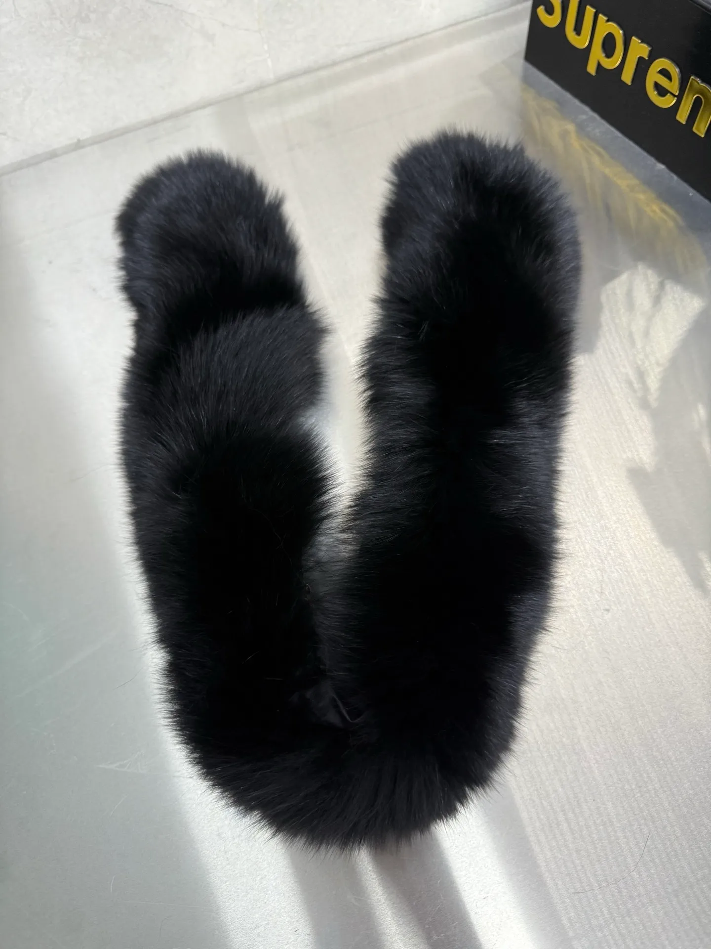 P1100 Moncler Laiche short women's removable imported Finnish fox fur collar down jacket. Laiche women's down jacket combines elegant design and luxurious details. It can be easily changed according to the mood and climate. It is a classic series. The Laiche women's down combines femininity and luxury in a shiny lacquered nylon with a synthetic brim. The brim is easily removable, making it suitable for various casual or elegant occasions. Size: 1234