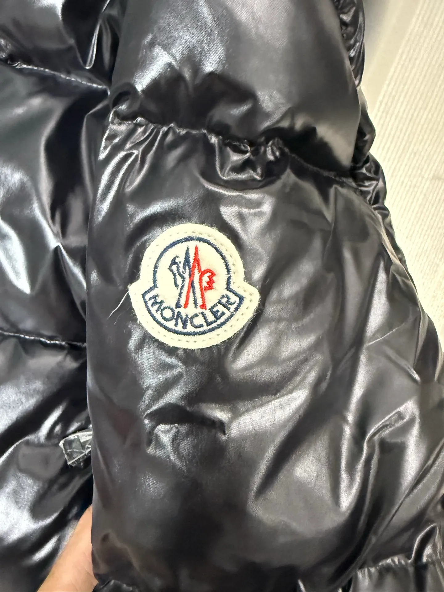 P1100 Moncler Laiche short women's removable imported Finnish fox fur collar down jacket. Laiche women's down jacket combines elegant design and luxurious details. It can be easily changed according to the mood and climate. It is a classic series. The Laiche women's down combines femininity and luxury in a shiny lacquered nylon with a synthetic brim. The brim is easily removable, making it suitable for various casual or elegant occasions. Size: 1234