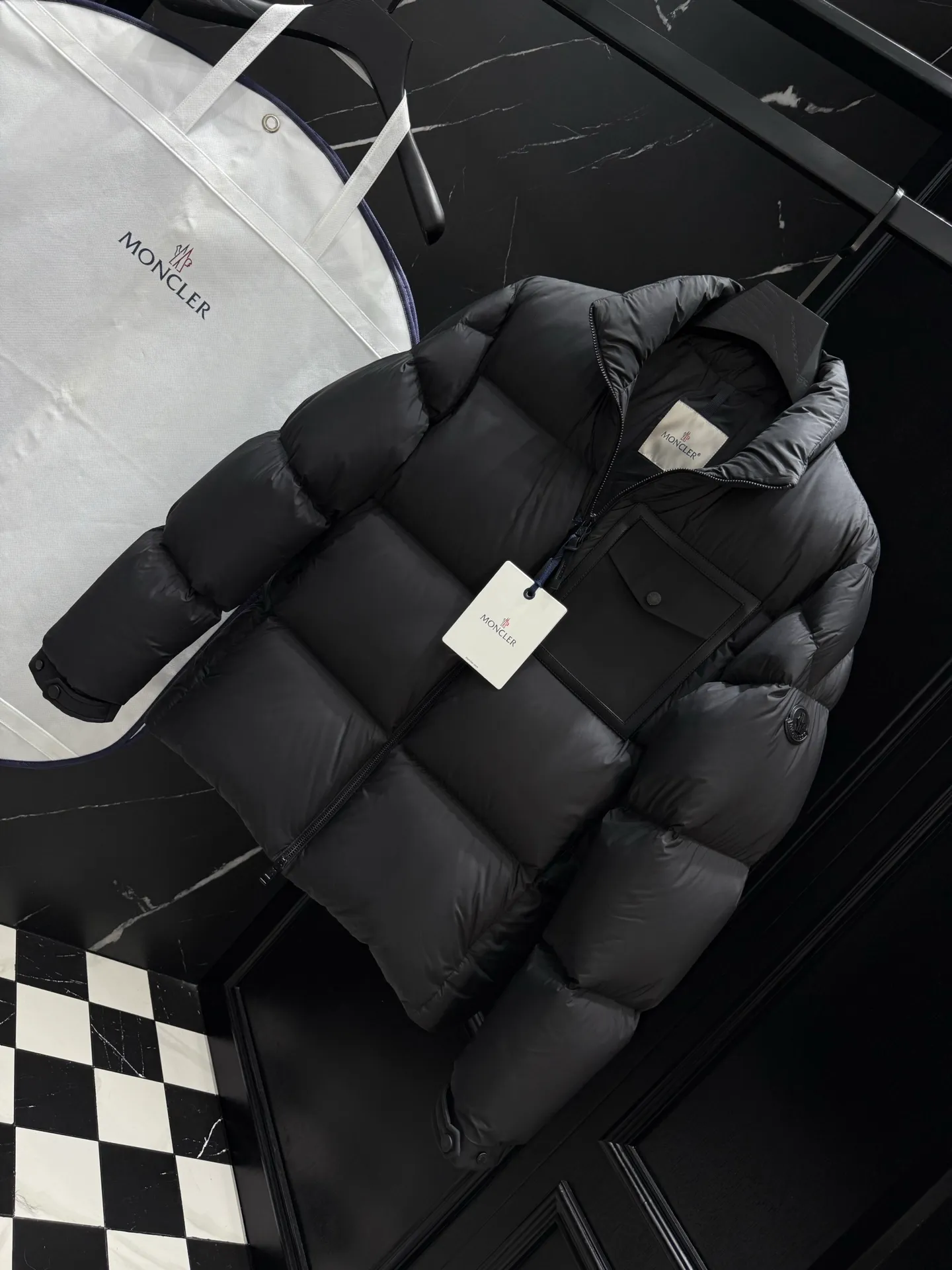 P860 Moncler Chinon Square-Quilted Short Down short stand-up collar zipper long-sleeved down jacket 🆕Original 1:1 customized hardware accessories are all imported and original customization. Welcome to compare at the counter. Absolutely high quality. Made of top-grade white duck down. Super soft. Full and fluffy. Super heavy workmanship. Fabric workmanship. 👍Perfect version. Note⚠The fabric is super comfortable. Exclusive model. Non-market goods. Unisex size: 12345 Color: black camel beige