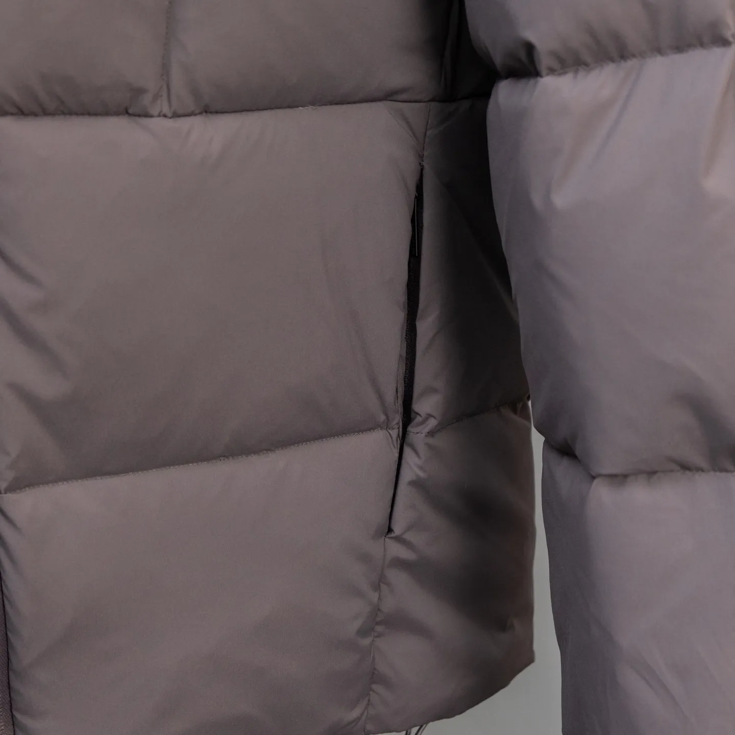 P800 2025moncler winter new style🆕🆕🆕🆕Fusain down jacket design is inspired by the thrilling racing sports, echoing the three-dimensional tailoring and dynamic structure of the racing driver's uniform. Diamond quilting is used to build a thermal barrier, and the lightweight fabric is full of fluffy warmth. The silhouette is neat and not bulky, and the hooded design adds casualness. It is made of quilted nylon fabric, which has excellent warmth and protection. It is not only a textured armor to resist the cold wind when commuting, but also a fashion tool to create a minimalist and high-end feel when going out. In the cold winter, you can achieve the dual elegance of temperature and style with a piece of down. Complete with reflective zippers for a modern look.