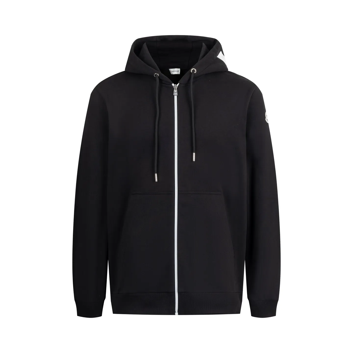 P480 Exclusive supply] Moncler slogan printed zipper hooded jacket is made of lightweight turned velvet cotton fabric. High-density cotton fiber is used to achieve internal and external differentiation in a single layer of fabric. The outer plain weave is tight and wear-resistant, and the inner layer is formed into a short dense suede surface through a sanding process. The dense plain weave structure resists wind and splashes, the brushed suede surface is skin-friendly, and the short pile has been treated to eliminate static electricity to avoid sticking to the skin. A very small amount of grooved polyester moisture-conducting yarn is embedded in the cotton fiber, which quickly guides sweat from the inner suede surface to the outer layer for evaporation through the capillary effect, solving the problem of the suede being easily stuffy. By actively interfering with the shrinkage potential of cotton fibers, the fabric is able to transition from changeable to stable, improving dimensional stability while being less prone to deformation and wrinkles. A high-saturation pattern is displayed on the center of the cap through glue printing. The scraper pressure is even and the scraping is performed in 5 steps to ensure that the glue is fully penetrated and covered. After curing at high temperature, the pigment is firmly bonded to the cotton fiber. The ink-absorbing and penetrating properties of the cotton fiber make the pattern less likely to fall off due to friction. Size:S/M/L/XL