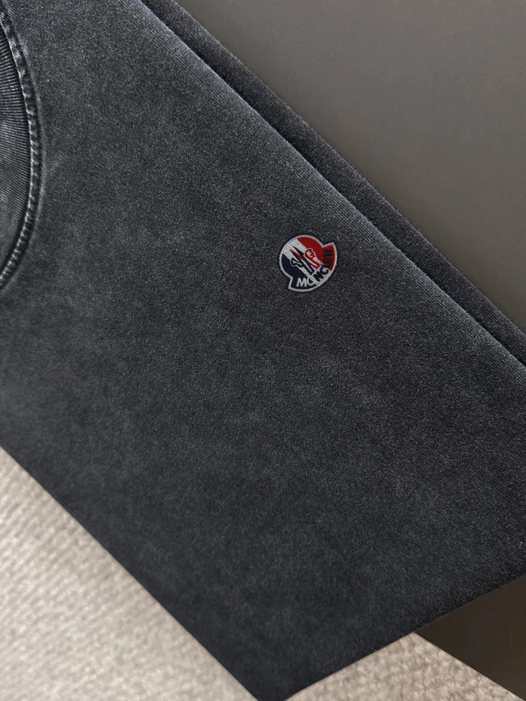 Next day delivery P300 high version MONCLER/muzzled 25ss spring and summer new high-definition T-shirt. Made with machines imported from Italy. Truly the most luxurious and high-quality. The style that you can wear with your eyes closed. Heavy combed fabrics. High-strength and heavy-weight fabrics feel substantial when weighed. The upper body is more textured than ordinary T-shirts and is not easy to deform. This texture can cope with the weather. It absorbs sweat and is breathable, suitable for both hot and cold conditions! Perfectly produced with reference to the original stitch and stitch! The loose fit design is super noble. Custom-woven signature ribbed collar, cuffs, and hem. Really rare and rare goods Size: S-XXL
