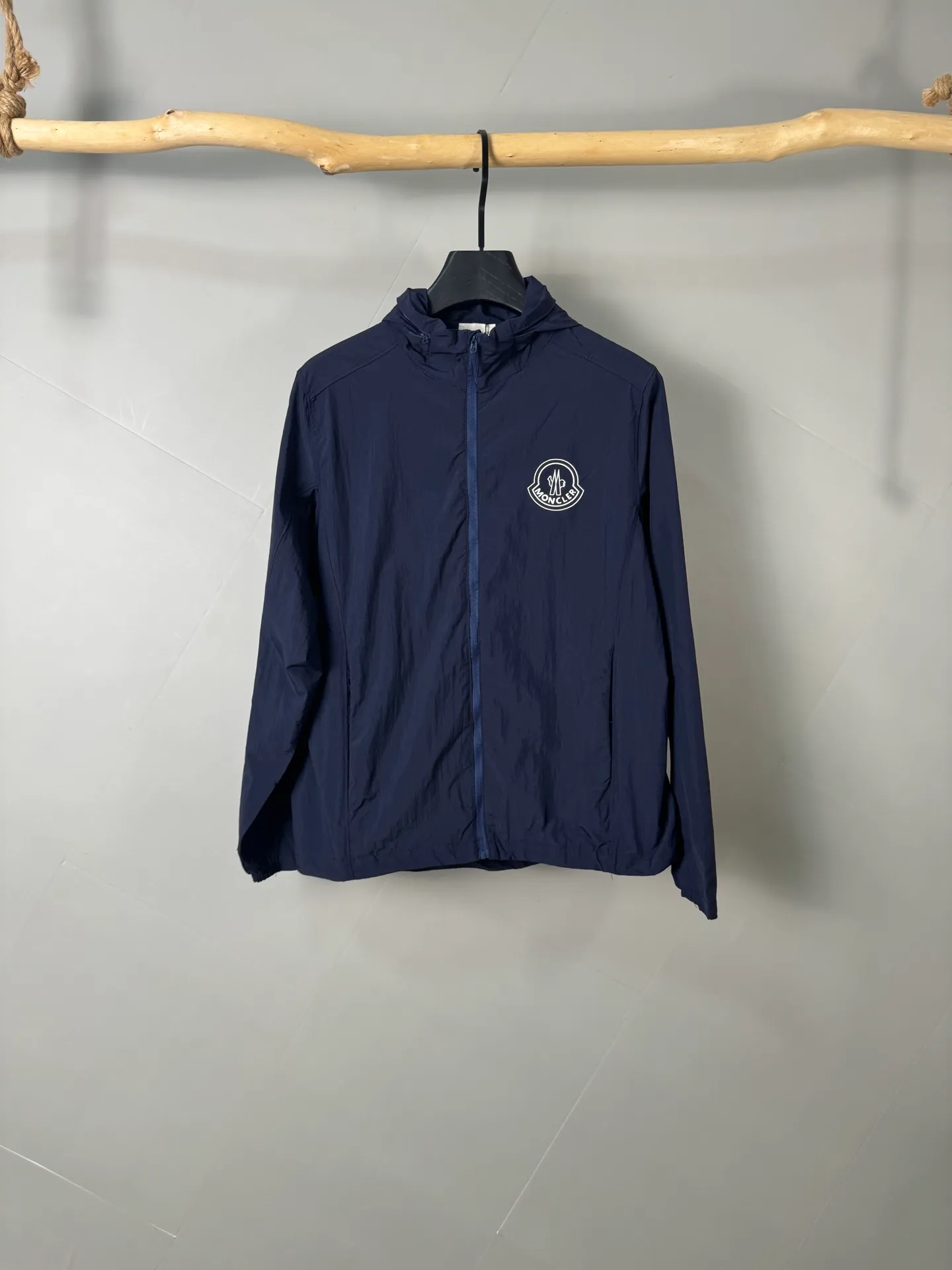 P440 Moncler 2025 spring and summer new men's sun protection jacket, lightweight jacket, uniquely customized sun protection technology fabric, combined with a cooling coating to feel cool and not stuffy, and dries quickly after sweating, making it suitable for summer outdoor activities. Lightweight and breathable, highly comfortable, ultra-light and portable, it can be folded into palm size and stored in its own pocket, making it easy to carry around without any burden. It can cope with light rain or humid seaside environments, and has basic windproof performance, making it suitable for changeable outdoor weather. The zippered pockets are convenient for storing small items; the elasticity of the cuffs can be adjusted and the drawstring at the hem enhances the fit and prevents the jacket from shifting during activities. It is both fashionable and practical, simple and versatile, and neatly cut. It provides solid color, gradient color or contrasting color design to meet the matching needs of daily commuting, sports and leisure and other scenes. The same style for men and women, unisex design, adapts to different body types, provides multiple size options, and improves wearing inclusiveness. The sun protection jacket not only has professional sun protection function, but also becomes a must-have item for outdoor protection and fashionable wear in summer through lightweight materials, humanized details and trendy design. Size: M-XXXL (48-56)