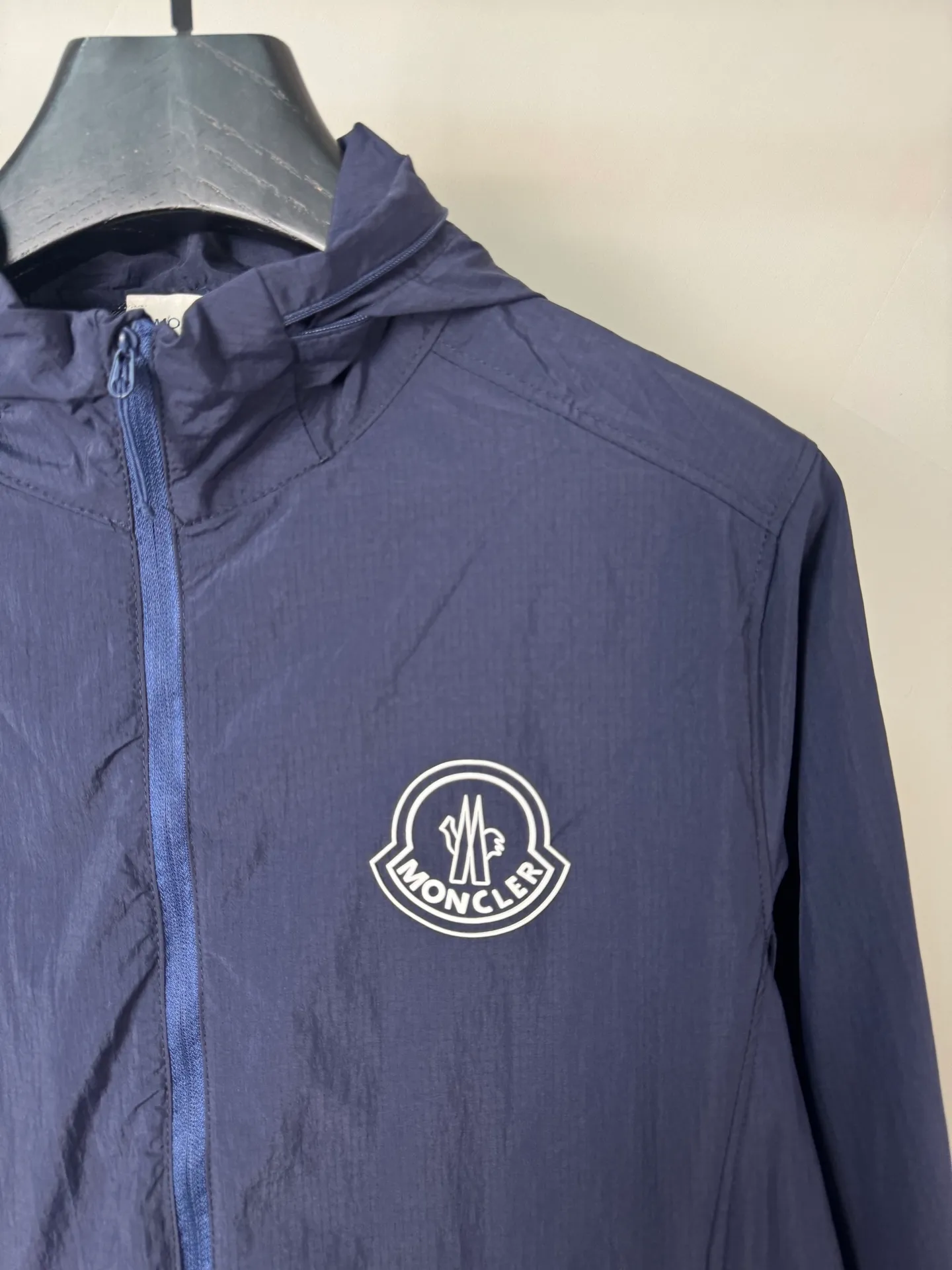 P440 Moncler 2025 spring and summer new men's sun protection jacket, lightweight jacket, uniquely customized sun protection technology fabric, combined with a cooling coating to feel cool and not stuffy, and dries quickly after sweating, making it suitable for summer outdoor activities. Lightweight and breathable, highly comfortable, ultra-light and portable, it can be folded into palm size and stored in its own pocket, making it easy to carry around without any burden. It can cope with light rain or humid seaside environments, and has basic windproof performance, making it suitable for changeable outdoor weather. The zippered pockets are convenient for storing small items; the elasticity of the cuffs can be adjusted and the drawstring at the hem enhances the fit and prevents the jacket from shifting during activities. It is both fashionable and practical, simple and versatile, and neatly cut. It provides solid color, gradient color or contrasting color design to meet the matching needs of daily commuting, sports and leisure and other scenes. The same style for men and women, unisex design, adapts to different body types, provides multiple size options, and improves wearing inclusiveness. The sun protection jacket not only has professional sun protection function, but also becomes a must-have item for outdoor protection and fashionable wear in summer through lightweight materials, humanized details and trendy design. Size: M-XXXL (48-56)