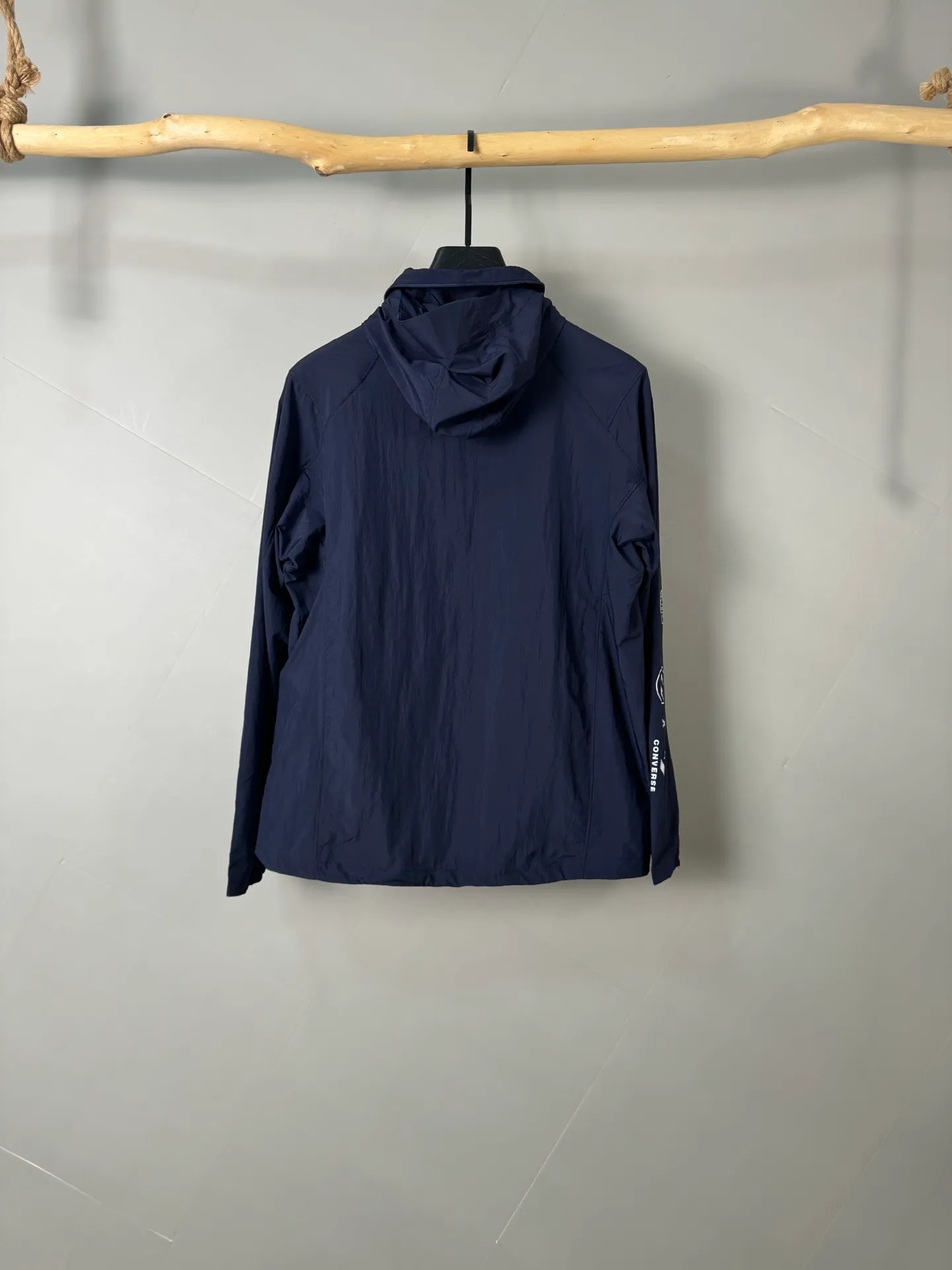 P440 Moncler 2025 spring and summer new men's sun protection jacket, lightweight jacket, uniquely customized sun protection technology fabric, combined with a cooling coating to feel cool and not stuffy, and dries quickly after sweating, making it suitable for summer outdoor activities. Lightweight and breathable, highly comfortable, ultra-light and portable, it can be folded into palm size and stored in its own pocket, making it easy to carry around without any burden. It can cope with light rain or humid seaside environments, and has basic windproof performance, making it suitable for changeable outdoor weather. The zippered pockets are convenient for storing small items; the elasticity of the cuffs can be adjusted and the drawstring at the hem enhances the fit and prevents the jacket from shifting during activities. It is both fashionable and practical, simple and versatile, and neatly cut. It provides solid color, gradient color or contrasting color design to meet the matching needs of daily commuting, sports and leisure and other scenes. The same style for men and women, unisex design, adapts to different body types, provides multiple size options, and improves wearing inclusiveness. The sun protection jacket not only has professional sun protection function, but also becomes a must-have item for outdoor protection and fashionable wear in summer through lightweight materials, humanized details and trendy design. Size: M-XXXL (48-56)