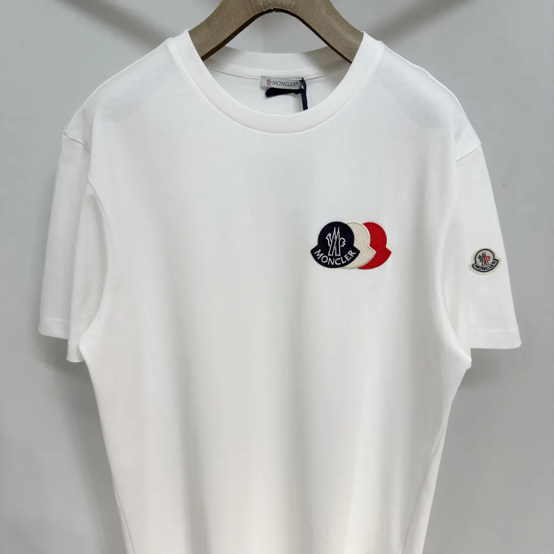 P160 🔥Moncler 26ss short sleeves. Customized cloud-soft plain cotton. Delicate feel. Comfortable and close to the skin. Pure black tone sets a versatile tone. The iconic three-color design badge is embellished on the chest to interpret the visual grammar of modern luxury. The Moncler embroidered logo on the side highlights the brand style. Making the logo become part of the identity is the ultimate pursuit of luxury goods. Size: S M L XLxxl