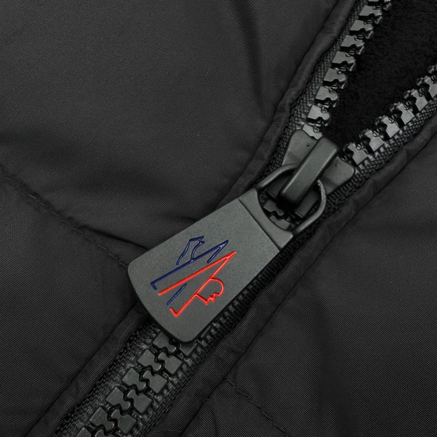 P780 Moncler logo woven splicing down jacket (black). The fabric is made of customized matte lattice air shield velvet and 300D high-density calendered coating. It uses the new national standard 90 white duck down (welcome to test). It has a full amount of down and is warm. It is light and fluffy. It exudes an irresistible charm with a pure and ultimate black tone. The Monlcer triangle logo is embellished on the chest. The power aesthetics of the minimalist logo. The front area is concentrated with down filling to build dynamic insulation for the core heat dissipation zone of the human body. The hooded down is a moving warm flow barrier for the head and neck, and forms a thermal energy circulation system with the front panel. The elastic woven sleeves provide freedom of movement with a sense of compression, forming a relaxed and warm philosophy. The real high-level is to let function become the footnote of style, and computer mechanical down filling is given priority by making the liner pattern to determine the filling area and determine the gram weight of down per square meter according to the original three-dimensional effect, thereby calculating the amount of down filling for each piece. The computer down filling machine uses a digital weighing unit Achieve stable measurement, 3D three-dimensional quilting technology. With the help of the programming system of the CNC quilting machine, the down in different areas is accurately separated to ensure that the filling is evenly fixed after sewing. To avoid agglomeration or shifting, the computer template machine lines the line. The line line process of the computer template machine shows extremely high neatness and smoothness. The craftsman accurately controls the size during the operation to ensure that each line meets the design requirements. The lines of the entire template are smooth and uniform. Neat and beautiful, the triple overlocking and five-thread dense stitching process uses main seam overlocking + diagonal reinforcement + raw edge wrapping. The triple structure forms a three-dimensional protective net at the edge of the fabric to avoid stitch breakage. Size:S-M-L-XL