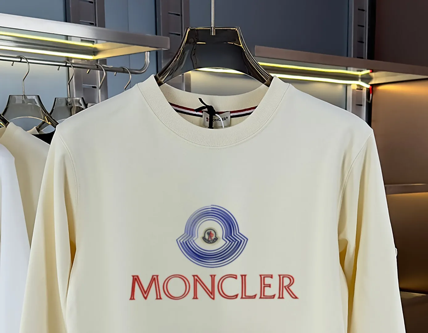P210 High-version sweatshirt) [Long-term stock] 〖𝐌𝐎𝐍𝐂𝐋𝐄𝐑~Mask〗 Made of 440g heavy-weight fabric. It is different from the market currency. It can be matched with any variety and is properly handsome. 😎The whole dress is made of double waistcoats. The double waistcoats make the whole dress more three-dimensional. Not ordinary factories can do such fine work. 2025 Spring runway version of the T stage, on sale at the counter, round neck terry sweatshirt, high-end double-strand pure cotton, custom-made stretch ribs, dyed in the same vat, complete with three standards, matched with exquisite embroidered LOGO on the chest, simple and advanced, same style for men and women. Color: black, apricot, white, size: S M L XL 2XL