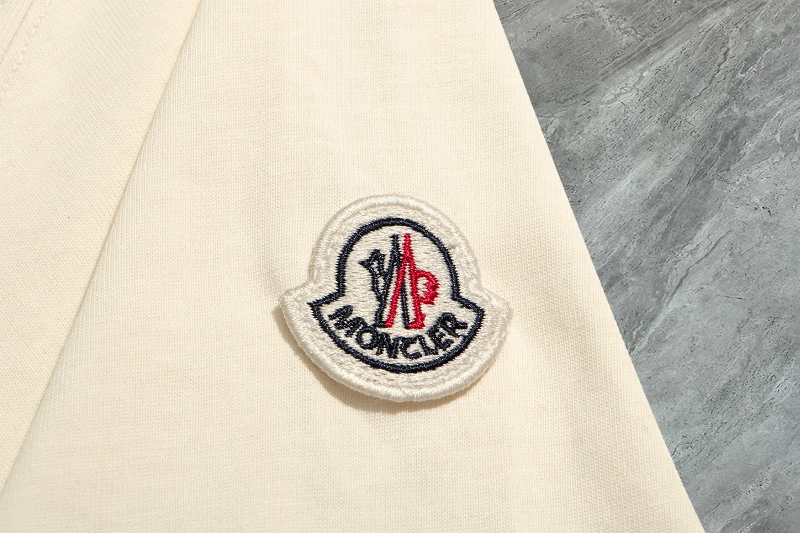 P140 Upgraded version "Mobile phone smart sensor ~ NFC chip armband ~ Direct access to the official website for anti-counterfeiting" "Moncler ~ Mouth Mouth" 2025 new high-quality round neck short-sleeved T-shirt. The cuffs have imported embroidered labels. Customized dyeing, very comfortable to touch. Super versatile and good-looking short-sleeved. Complete with three labels. Non-market ordinary version. Feel free to compare. Quality is absolutely guaranteed! ‼ First of all, this original fabric is all custom-woven with 32-count double yarn fabric, 250G, and the weight is the same‼ Fine workmanship, double waistcoat method, double waistcoat method, double waistcoat method makes the whole dress more three-dimensional, which is not a craft that ordinary T-shirts can achieve🤪 Size: S-M-L-XL-2XL Color: black, white, apricot, same style for men and women