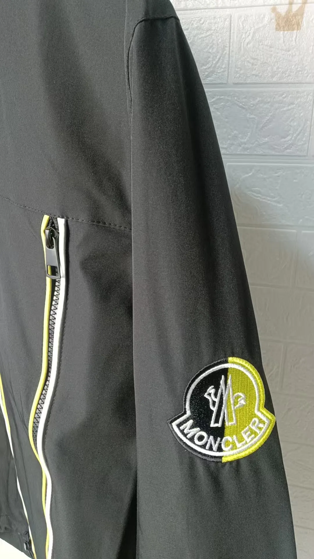 P360 Moncler hooded jacket! Handsome and popular thin jacket made of super soft fabric. A must-have artifact for autumn, Su Qianyi can be quickly dehydrated and dried after washing. The upper body is breathable and fashionable. It has an attractive design, inseam binding technology, and very good details. It provides outdoor users with full experience and complete protection, bringing us closer to the challenges of nature. It has minimalist design elements for the season, a must-have item for trendy men and women, and a perfect slim fit. Highly recommended! Color: Black Size: S size 100-120 catties, M size 120-140 catties, L size 140-160 catties, XL size 160-180 catties