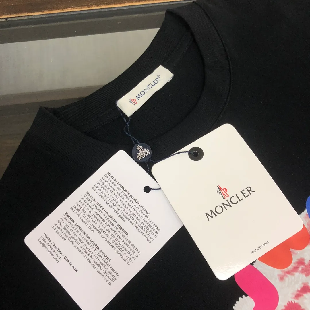P160 MONCLER 25 The latest short-sleeved T-shirt for couples~Colorful bear element print~The upper body of the fabric is comfortable and breathable, not stiff, slim cut, made of high-customized pure cotton fabric! The upper body is comfortable and stylish, and it can be worn alone as an inner layer. It is a must-have for fashionistas! ! ! Color: Black White Orange Sky Blue Size: S M L XL (Loose fit! Please state your height and weight when placing an order)