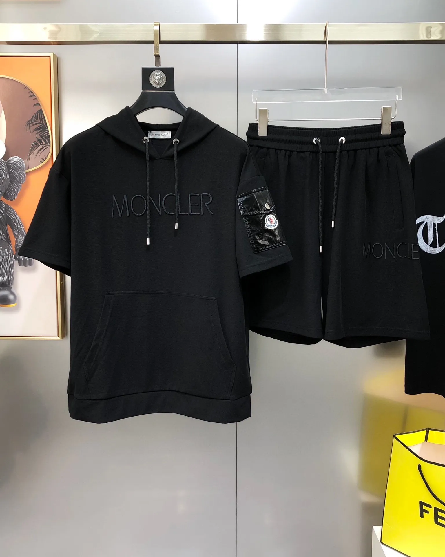P560 Brand [MONCLER Mouth Covered] 2025 round neck short-sleeved shorts suit. The pure cotton fabric upper body will not be stuffy. The smooth and comfortable skin-friendly effect is more breathable. The fabric has its own texture. Classic logo technology. A new interpretation from a unique angle. Fashionable and versatile! Size: M-3XL (maximum wear: 190 pounds)