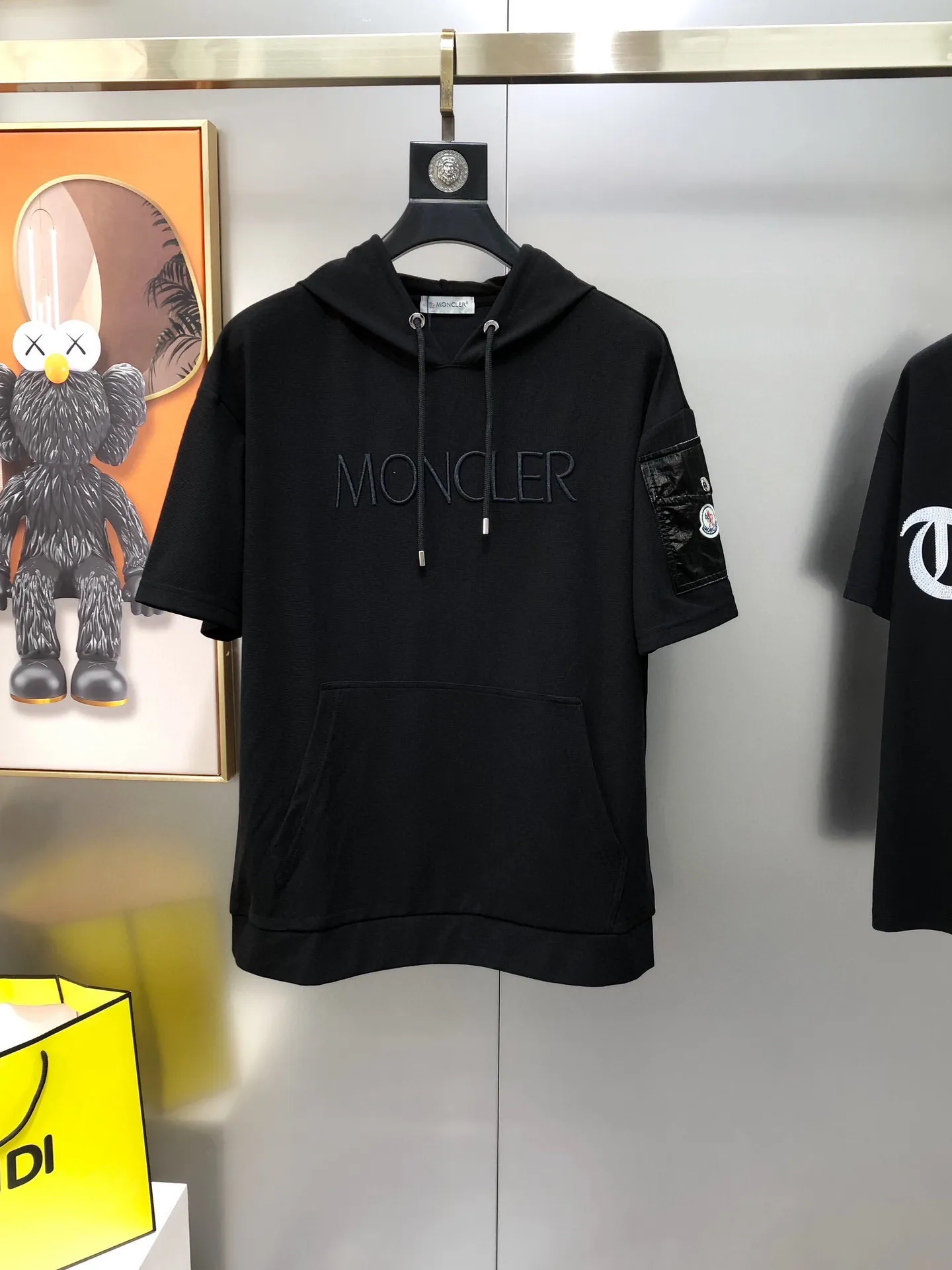 P560 Brand [MONCLER Mouth Covered] 2025 round neck short-sleeved shorts suit. The pure cotton fabric upper body will not be stuffy. The smooth and comfortable skin-friendly effect is more breathable. The fabric has its own texture. Classic logo technology. A new interpretation from a unique angle. Fashionable and versatile! Size: M-3XL (maximum wear: 190 pounds)