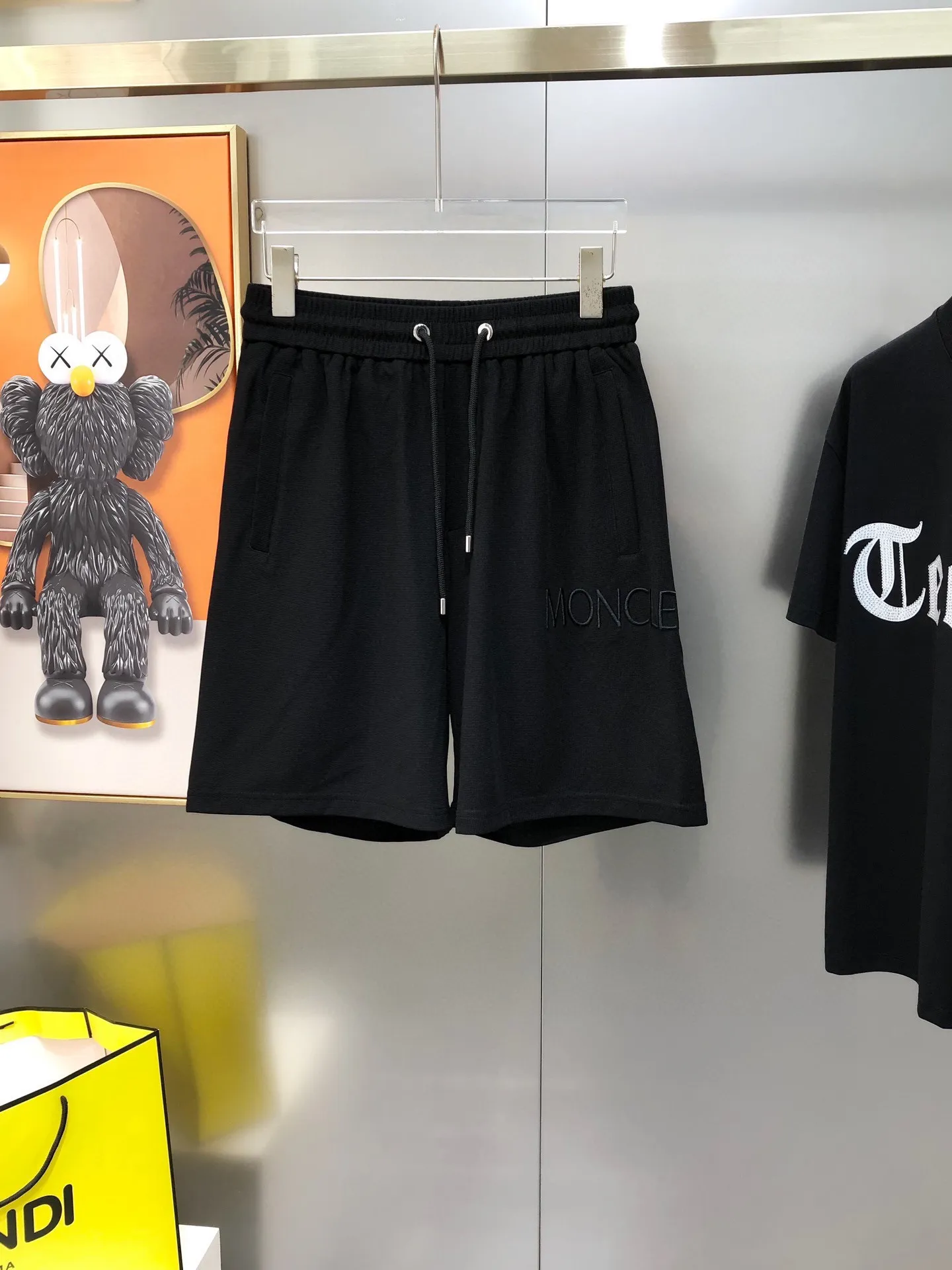 P560 Brand [MONCLER Mouth Covered] 2025 round neck short-sleeved shorts suit. The pure cotton fabric upper body will not be stuffy. The smooth and comfortable skin-friendly effect is more breathable. The fabric has its own texture. Classic logo technology. A new interpretation from a unique angle. Fashionable and versatile! Size: M-3XL (maximum wear: 190 pounds)