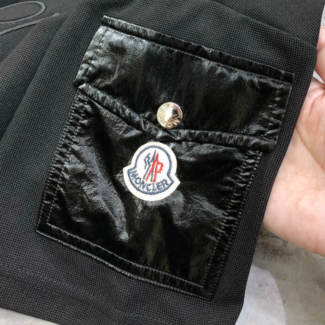 P560 Brand [MONCLER Mouth Covered] 2025 round neck short-sleeved shorts suit. The pure cotton fabric upper body will not be stuffy. The smooth and comfortable skin-friendly effect is more breathable. The fabric has its own texture. Classic logo technology. A new interpretation from a unique angle. Fashionable and versatile! Size: M-3XL (maximum wear: 190 pounds)